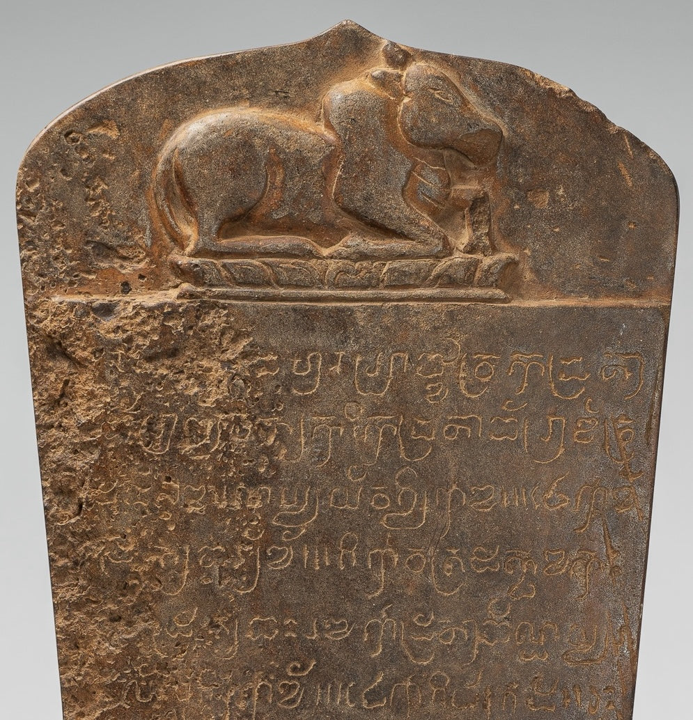 Antike Khmer -Stone Sanskrit Stele mit Nandi - 57 cm / 23 "