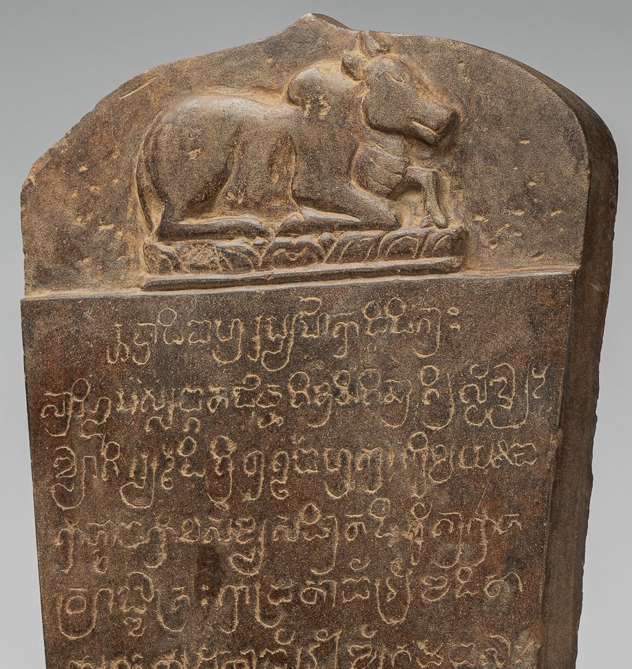 Antike Khmer -Stone Sanskrit Stele mit Nandi - 57 cm / 23 "
