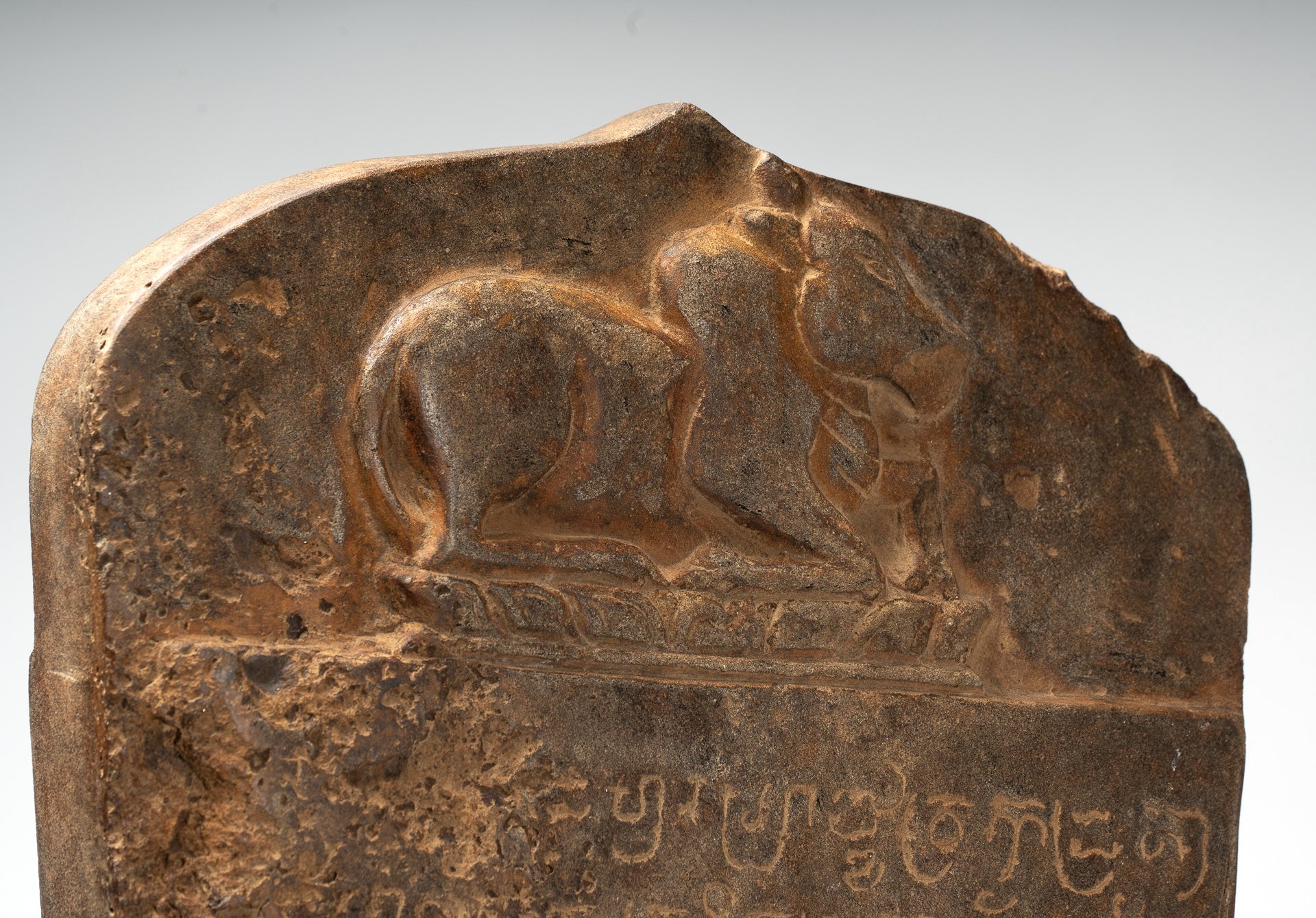 Antike Khmer -Stone Sanskrit Stele mit Nandi - 57 cm / 23 "