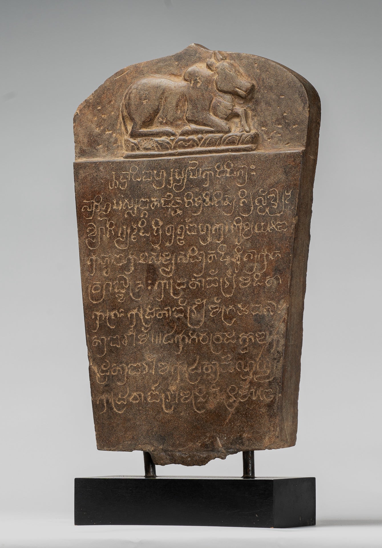 Antike Khmer -Stone Sanskrit Stele mit Nandi - 57 cm / 23 "