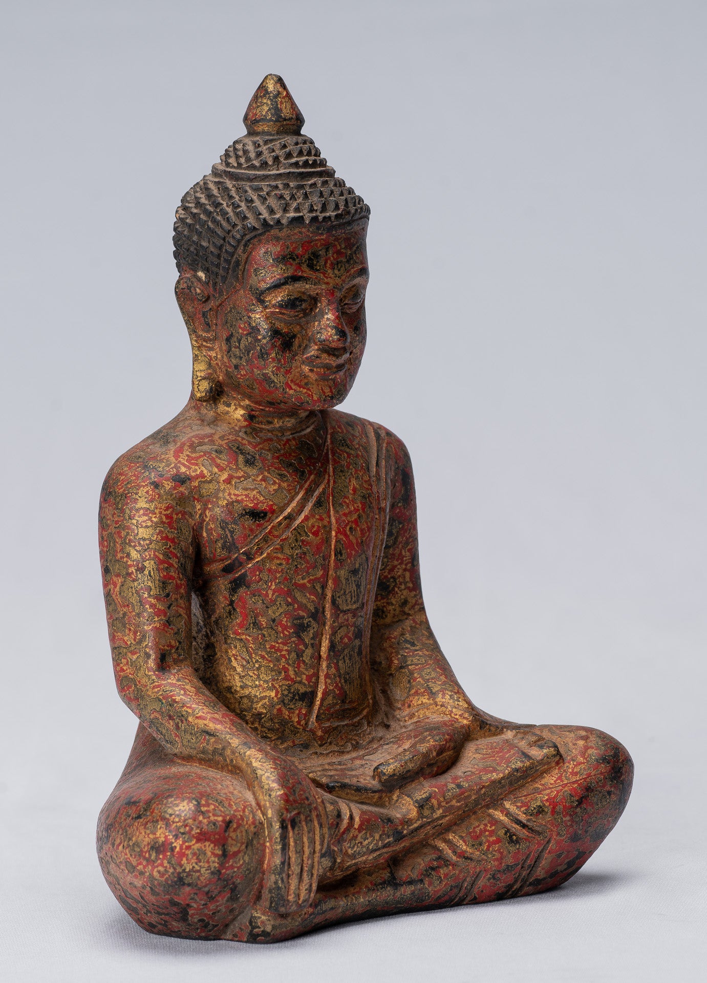 Statue de Bouddha - Statue de Bouddha des Lumières en bois assis de style khmer antique d'Asie du Sud-Est - 21 cm/8"