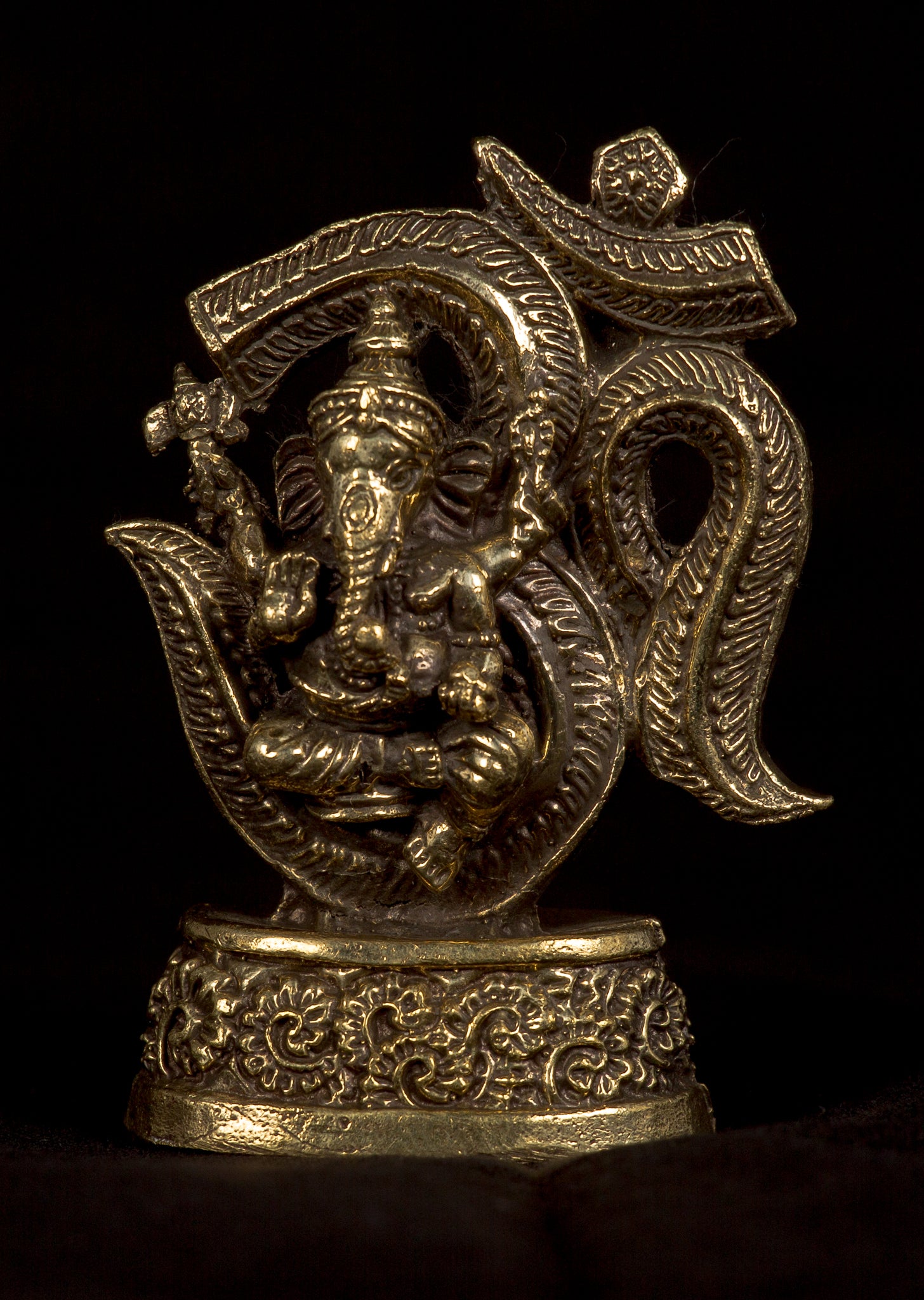 Ganesha-Statue - Thailand Sitzendes Ganesh- und Ohm-Statuen-Amulett aus Messing – 6,5 cm (2,55 Zoll)