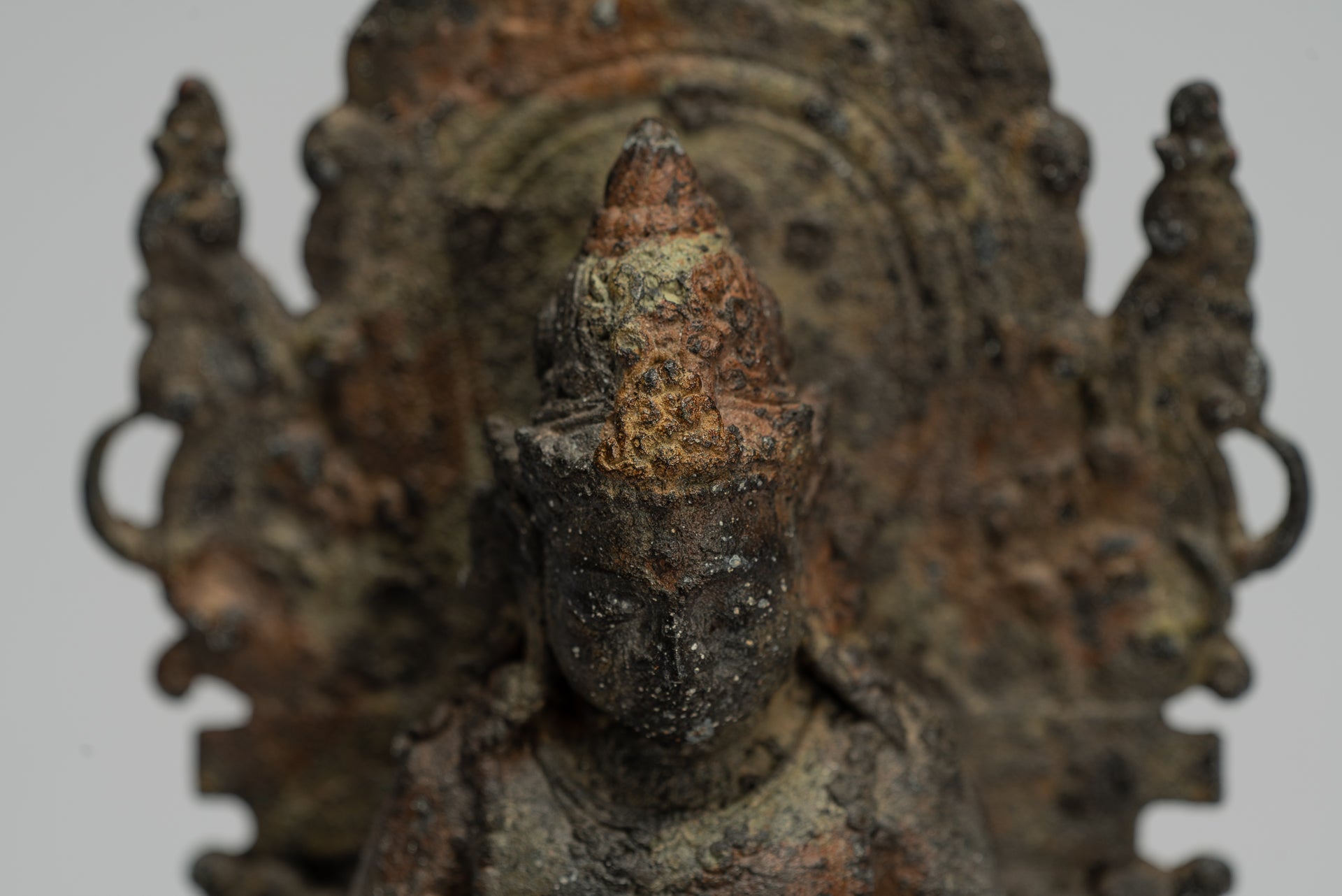 Jambhala-Statue – Antike sitzende Jambhala-Statue im Java-Majapahit-Stil, Gott des Reichtums – 23 cm.