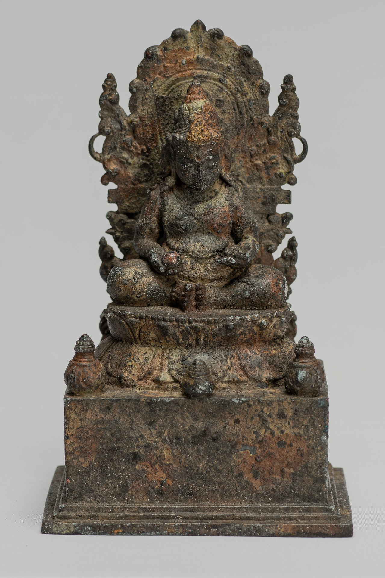 Jambhala-Statue – Antike sitzende Jambhala-Statue im Java-Majapahit-Stil, Gott des Reichtums – 23 cm.