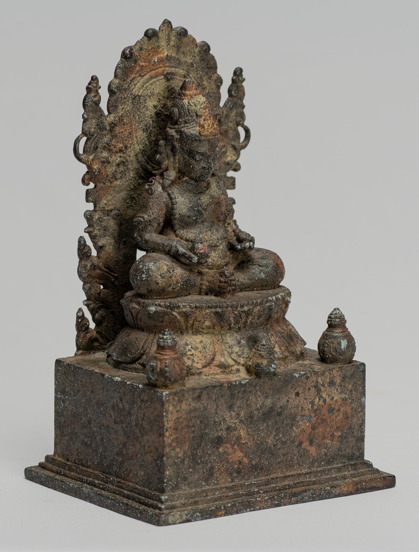 Jambhala-Statue – Antike sitzende Jambhala-Statue im Java-Majapahit-Stil, Gott des Reichtums – 23 cm.