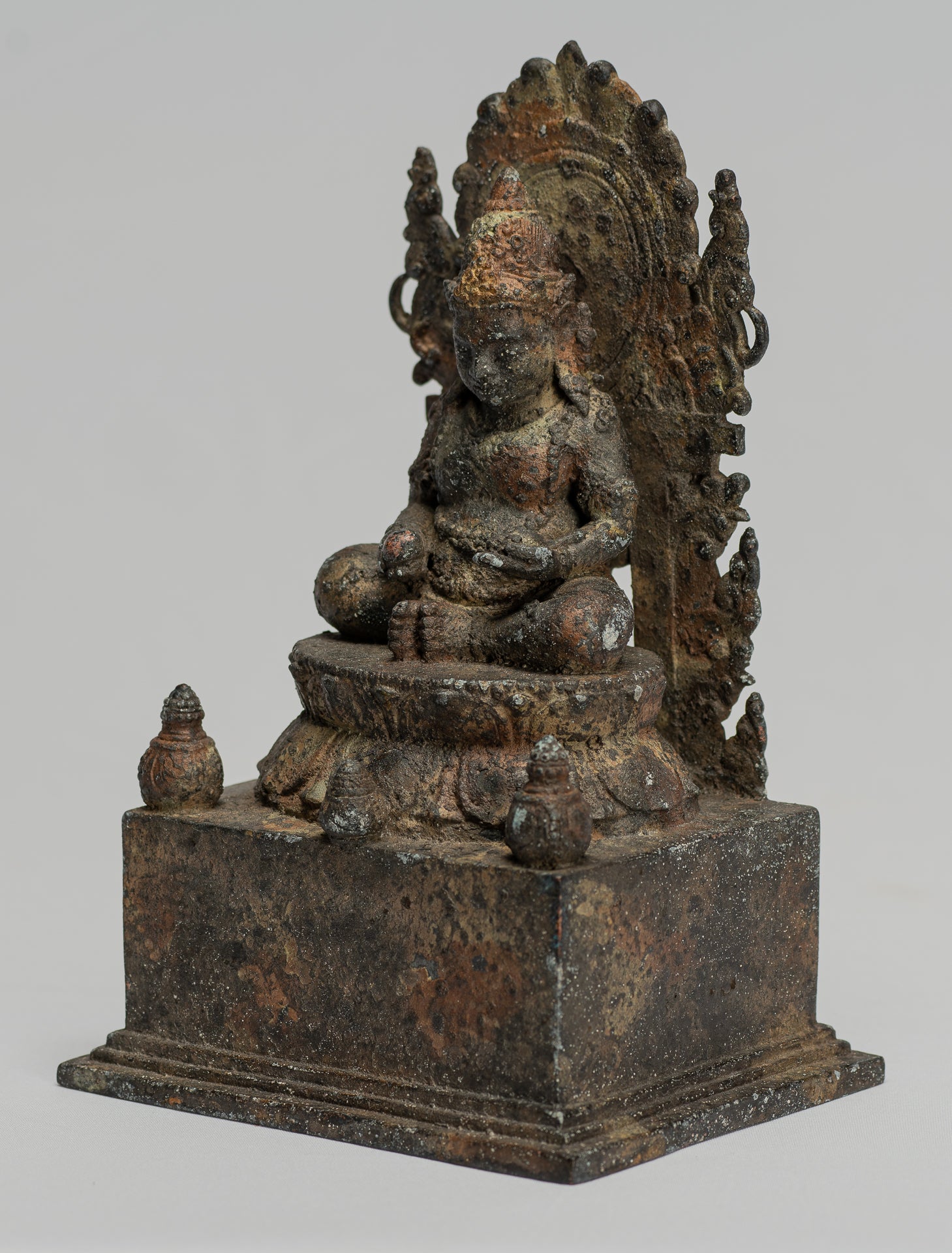 Jambhala-Statue – Antike sitzende Jambhala-Statue im Java-Majapahit-Stil, Gott des Reichtums – 23 cm.