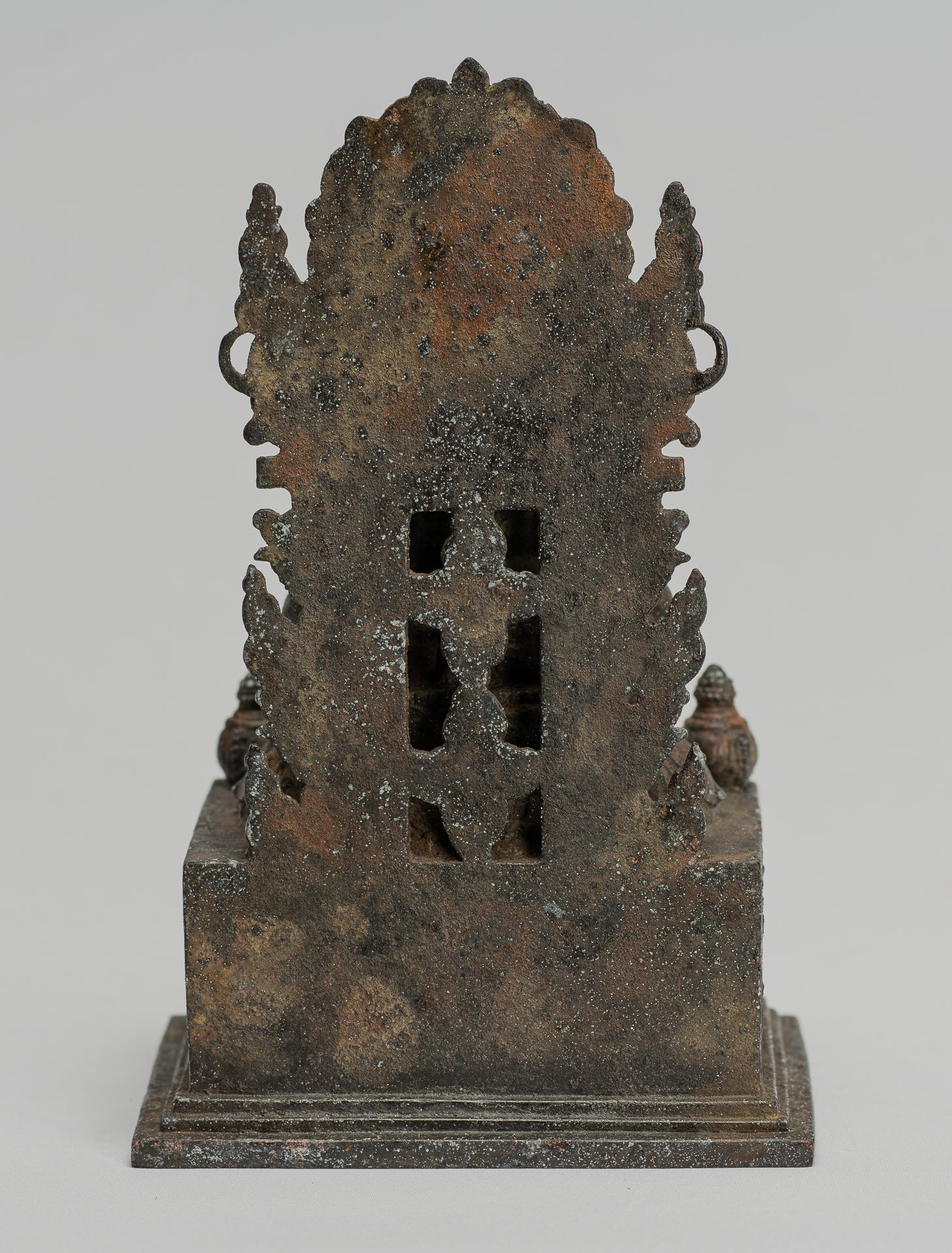 Jambhala-Statue – Antike sitzende Jambhala-Statue im Java-Majapahit-Stil, Gott des Reichtums – 23 cm.