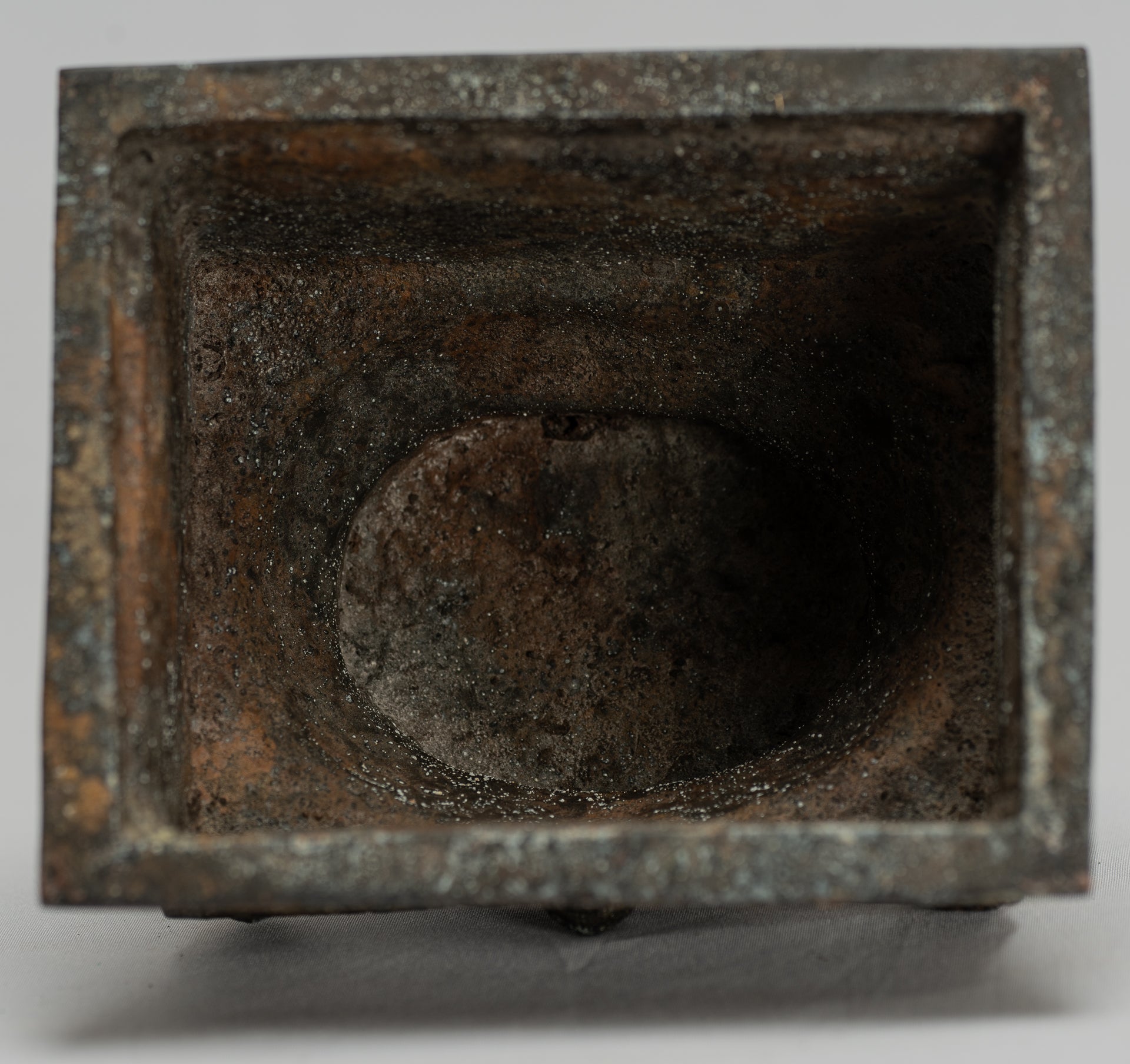 Jambhala-Statue – Antike sitzende Jambhala-Statue im Java-Majapahit-Stil, Gott des Reichtums – 23 cm.