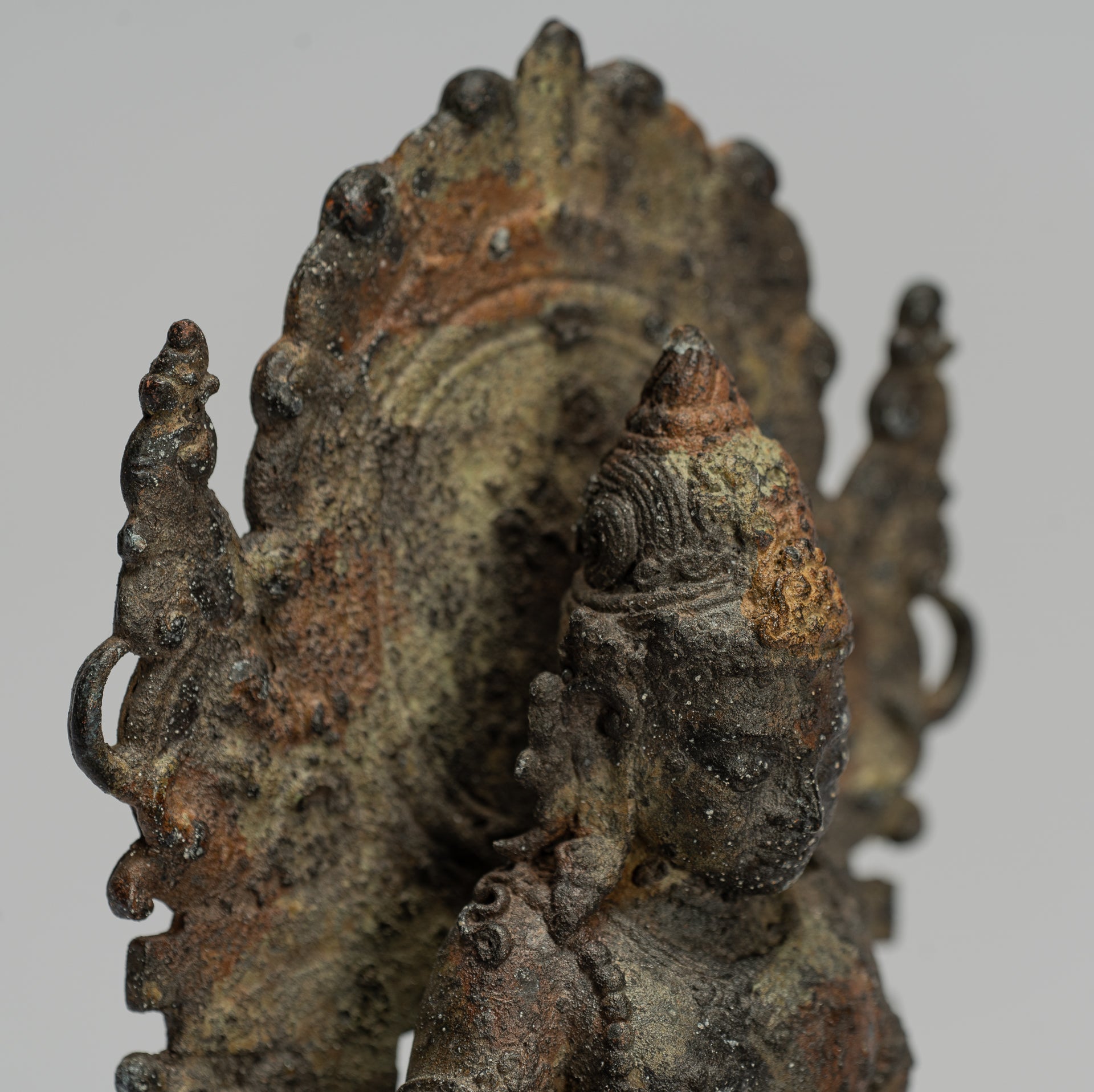 Jambhala-Statue – Antike sitzende Jambhala-Statue im Java-Majapahit-Stil, Gott des Reichtums – 23 cm.