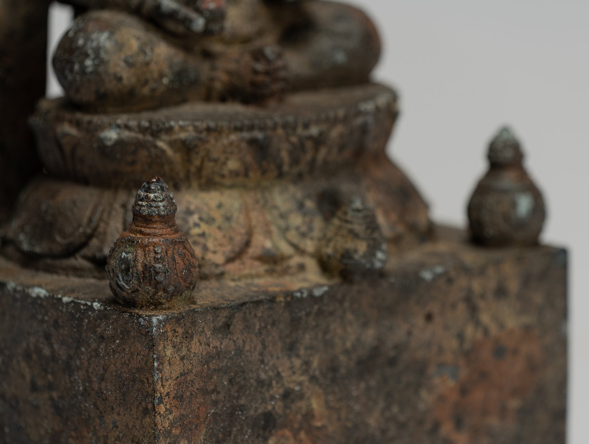 Jambhala-Statue – Antike sitzende Jambhala-Statue im Java-Majapahit-Stil, Gott des Reichtums – 23 cm.