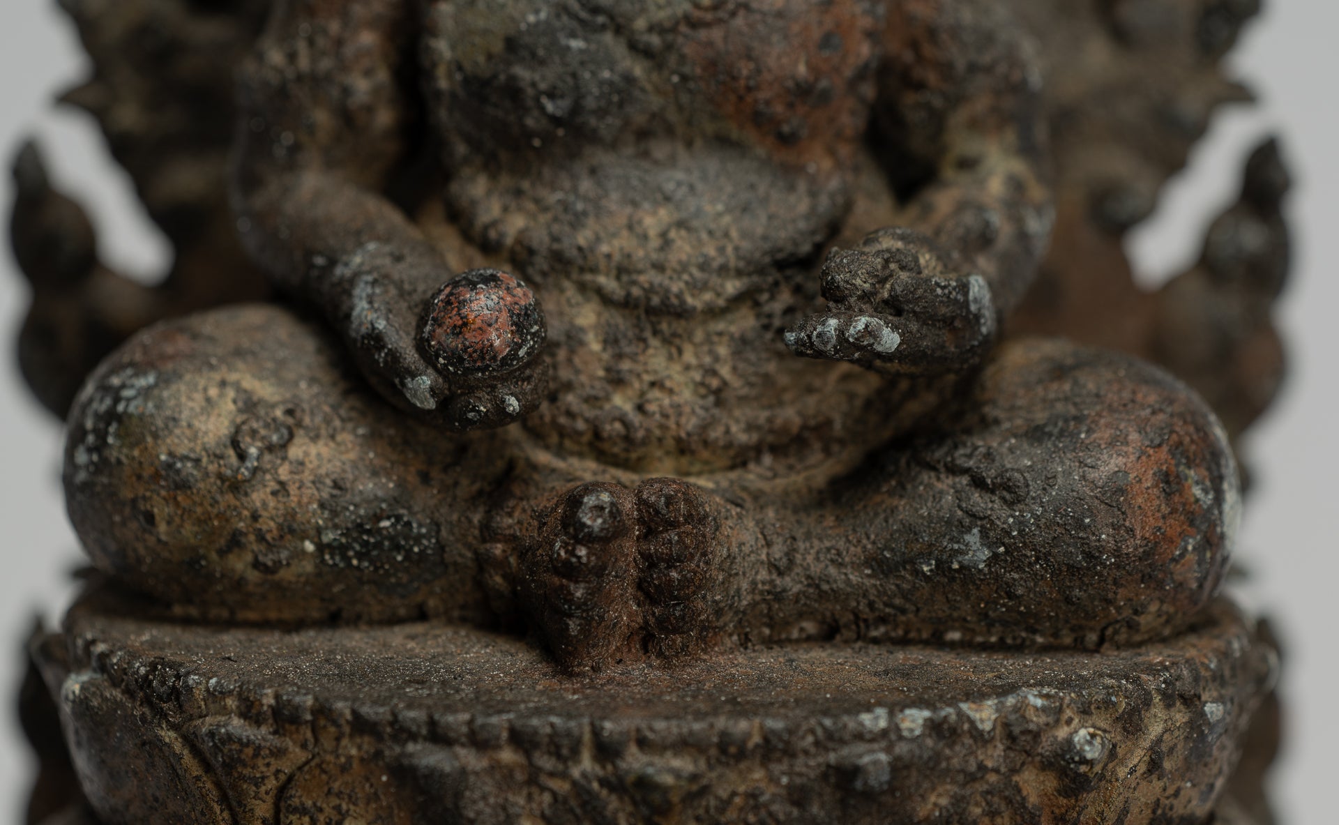 Jambhala-Statue – Antike sitzende Jambhala-Statue im Java-Majapahit-Stil, Gott des Reichtums – 23 cm.