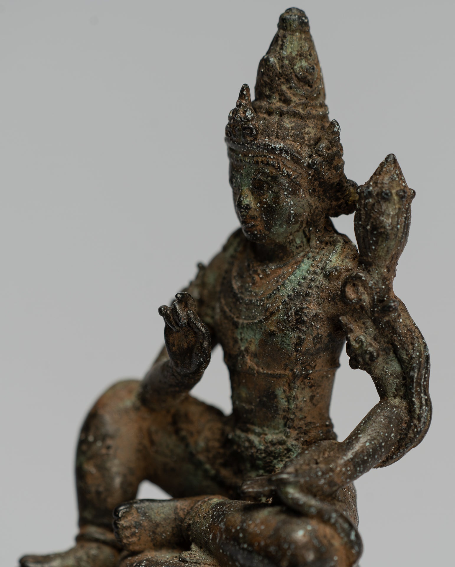 Tara-Statue – antike Majapahit sitzende Bronze-Devi-Tara-Statue im Java-Stil – 17 cm.