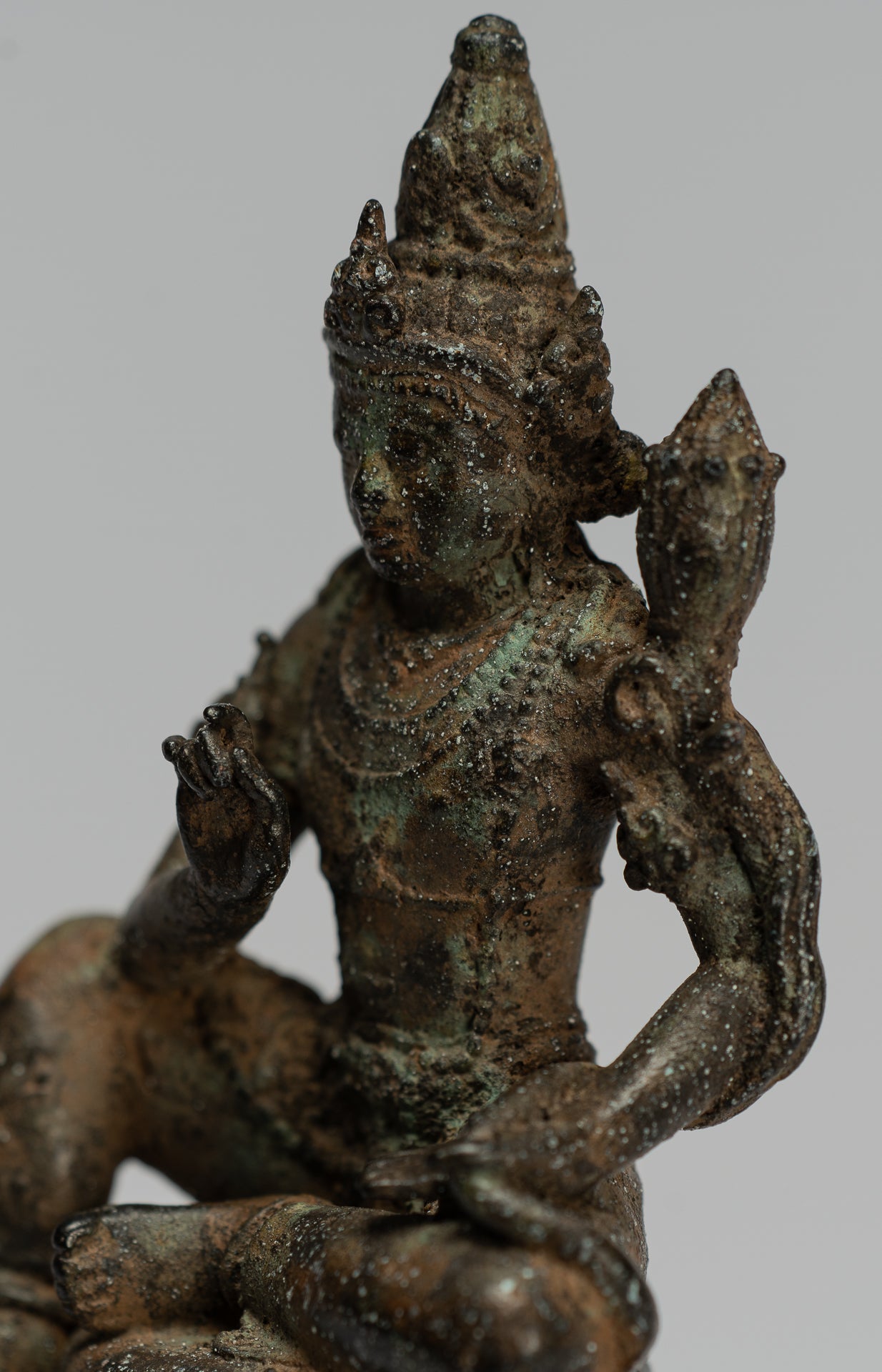 Tara-Statue – antike Majapahit sitzende Bronze-Devi-Tara-Statue im Java-Stil – 17 cm.
