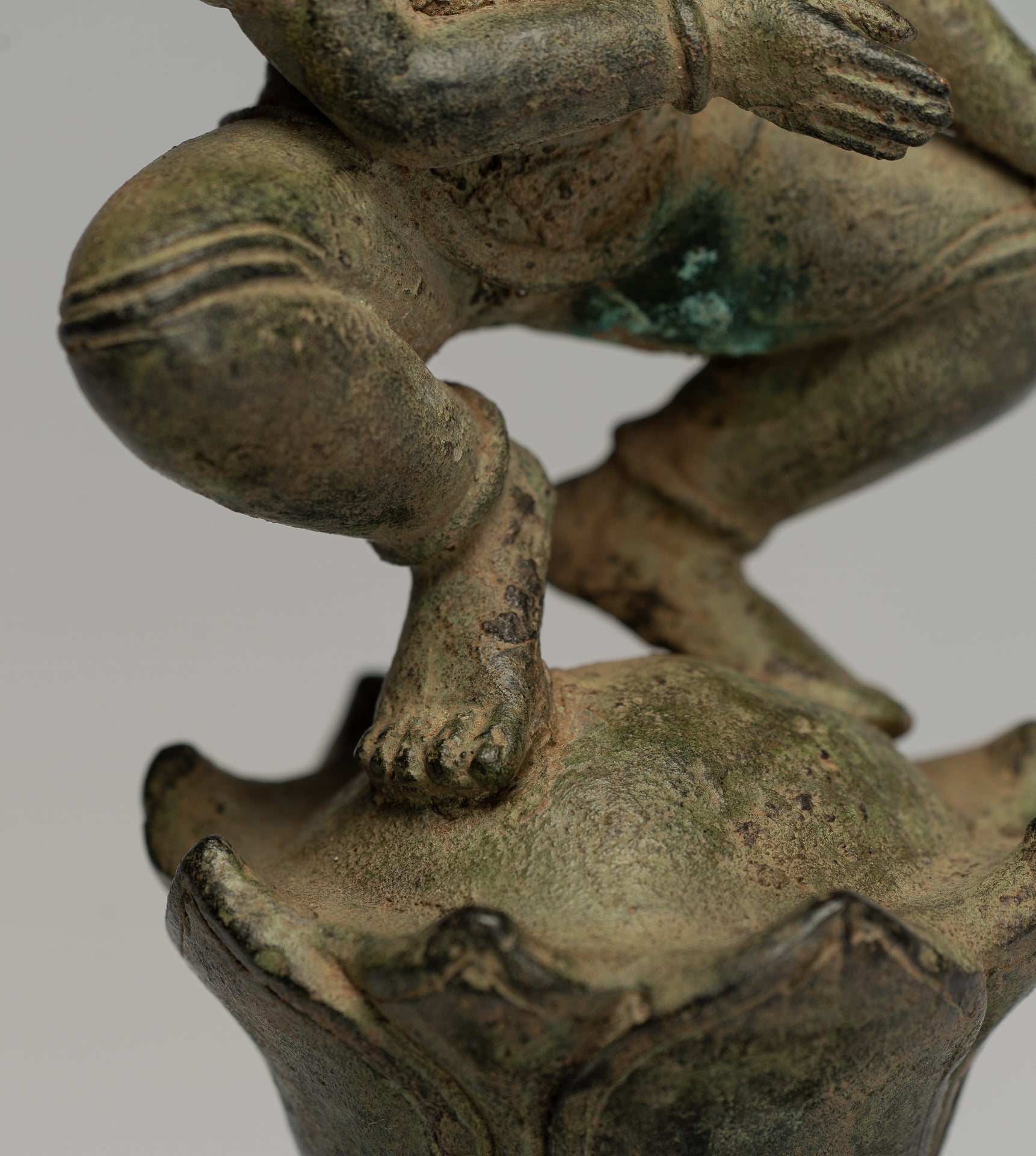 Estatua de Tara - Estatua de Bronce Devi Tara de bronce sentado de Majapahit antiguo de Java - 26 cm/10 "