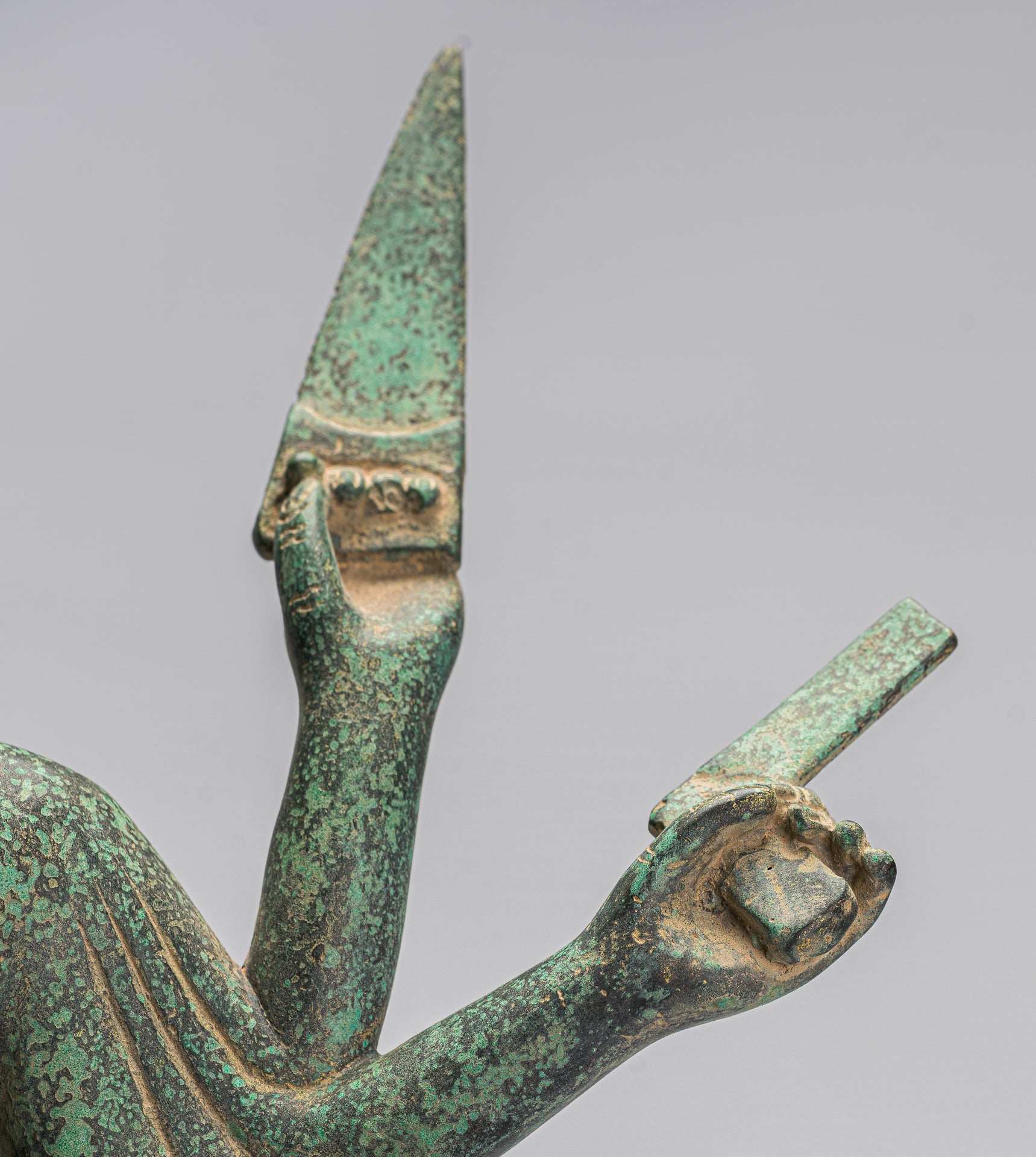 Statue de Vishnu - Statue de Vishnu de style Bayon en bronze de style khmer antique - 54 cm/22"