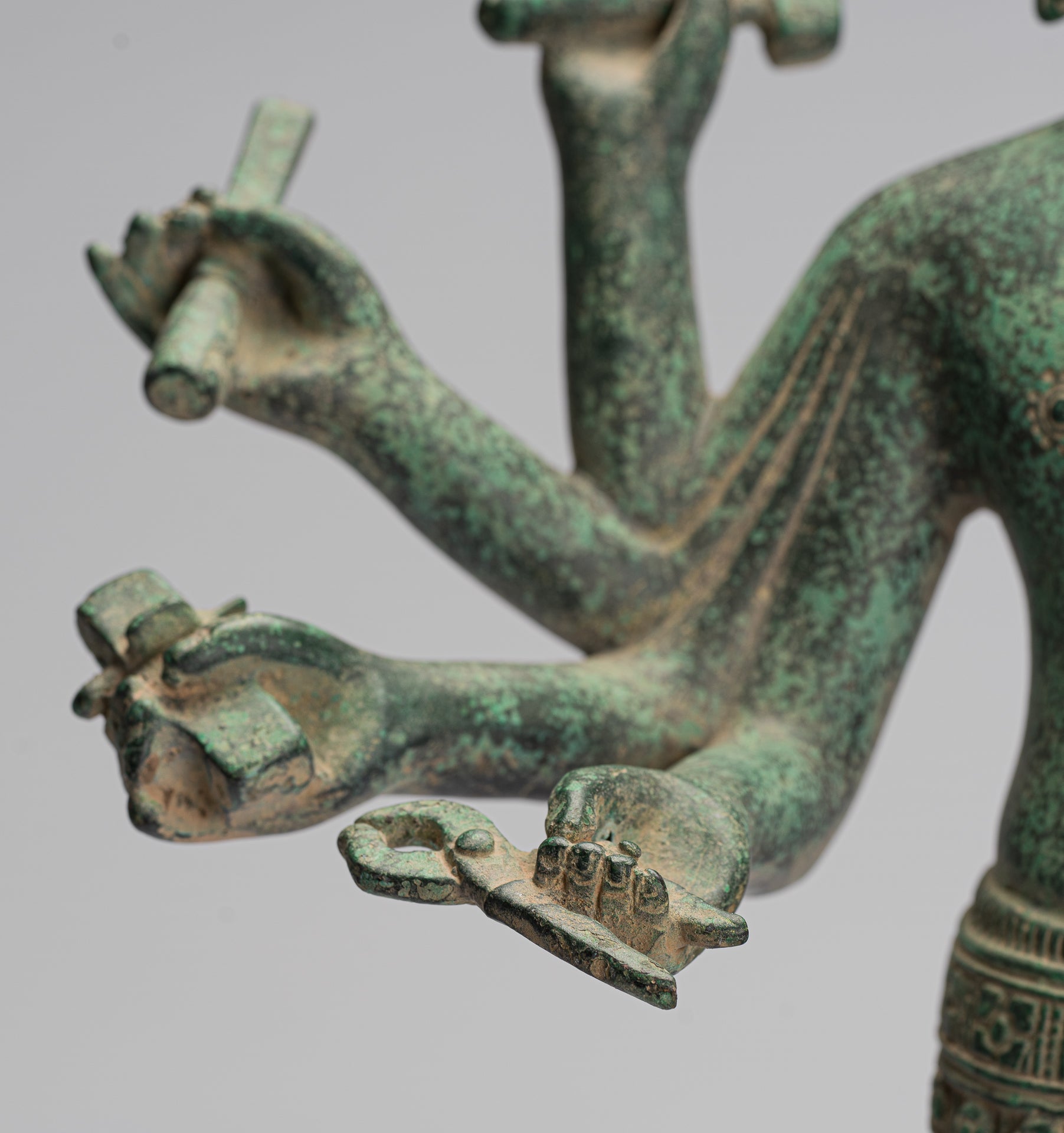 Statue de Vishnu - Statue de Vishnu de style Bayon en bronze de style khmer antique - 54 cm/22"