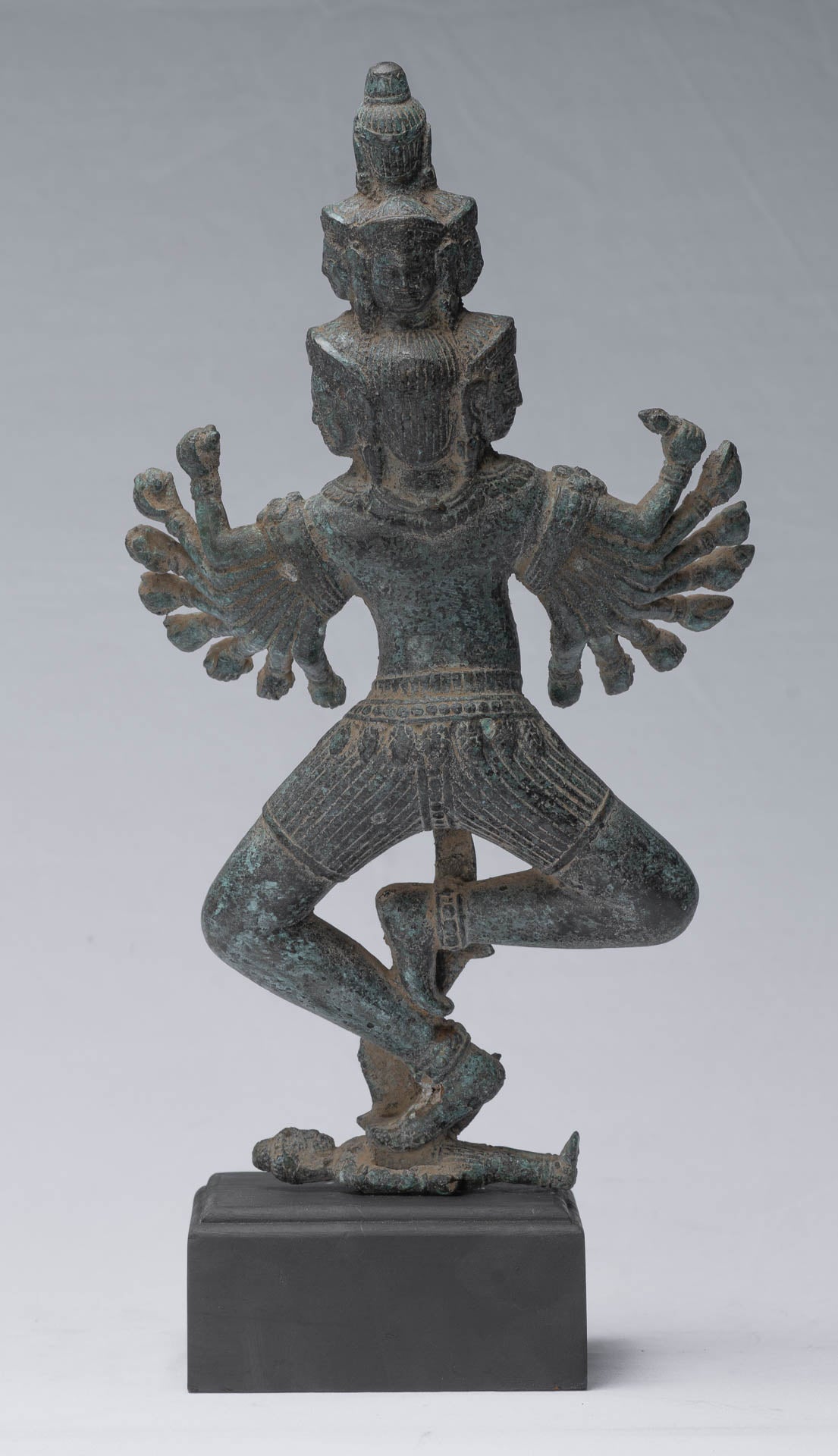 Estatua de Bronce Angkor Wat Hevajra de estilo jemer de pie.