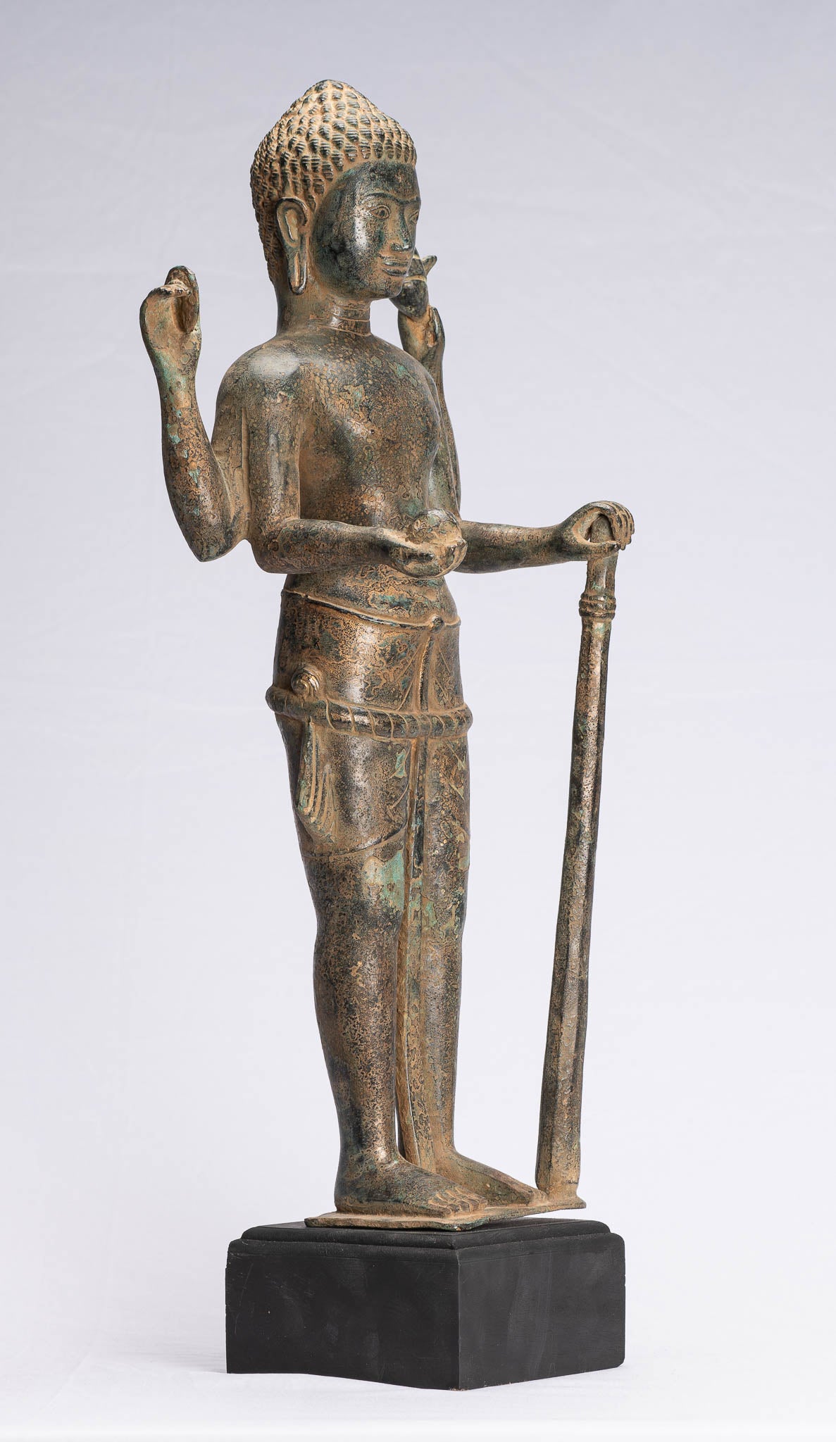 Statue antique de Vishnu debout en bronze de style khmer – Protecteur – 54 cm/22"