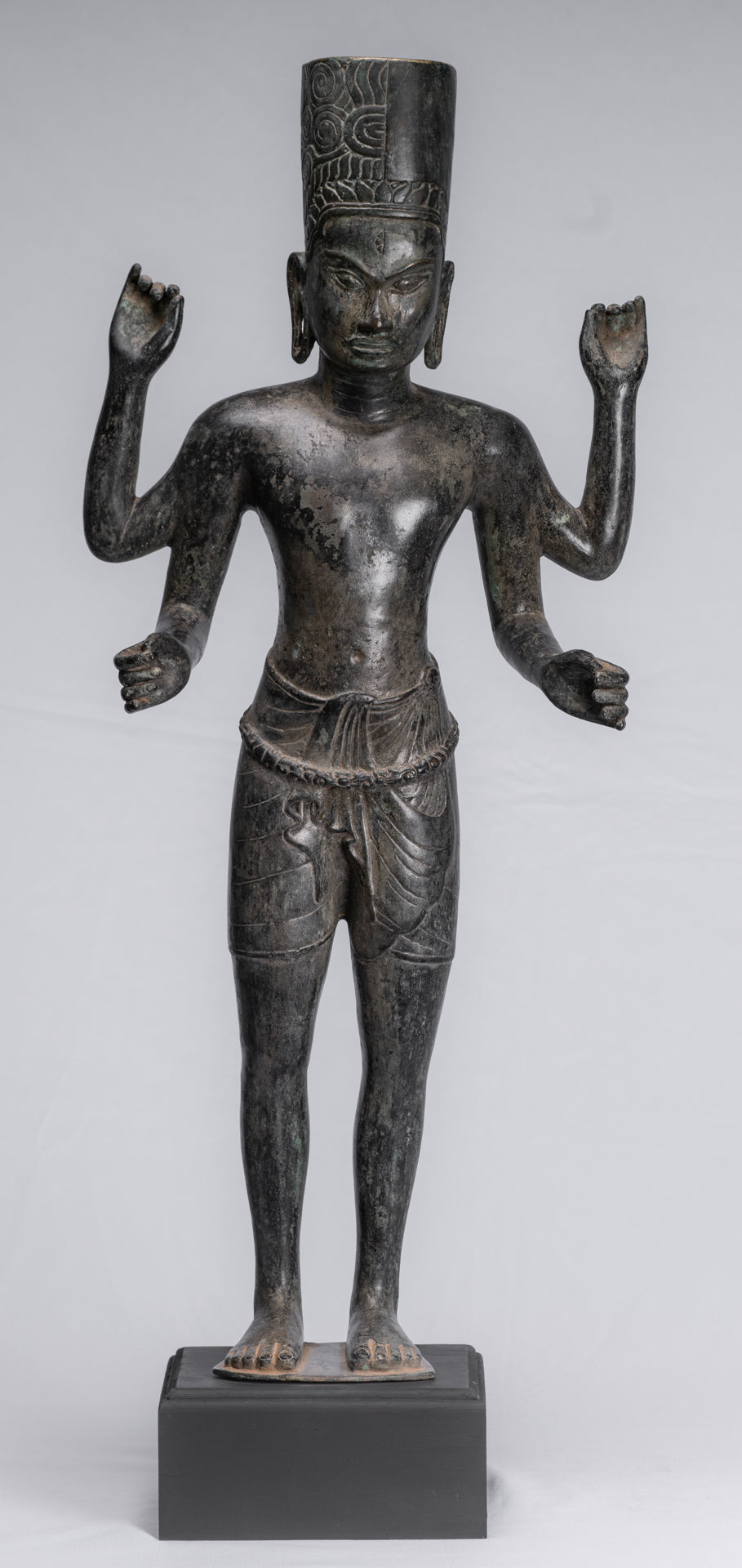 Harihara – Antiker Bronze-Khmer-Hari-Hara oder Vishnu und Shiva im Phnom-Da-Stil – 77 cm.
