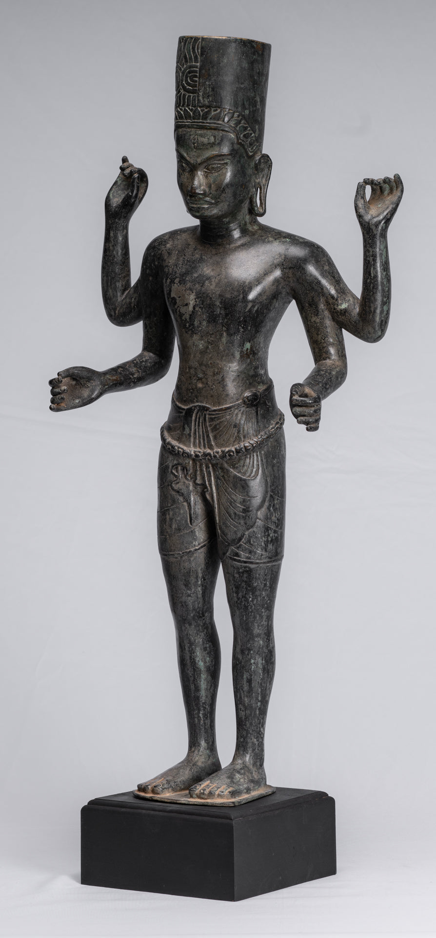 Harihara – Antiker Bronze-Khmer-Hari-Hara oder Vishnu und Shiva im Phnom-Da-Stil – 77 cm.