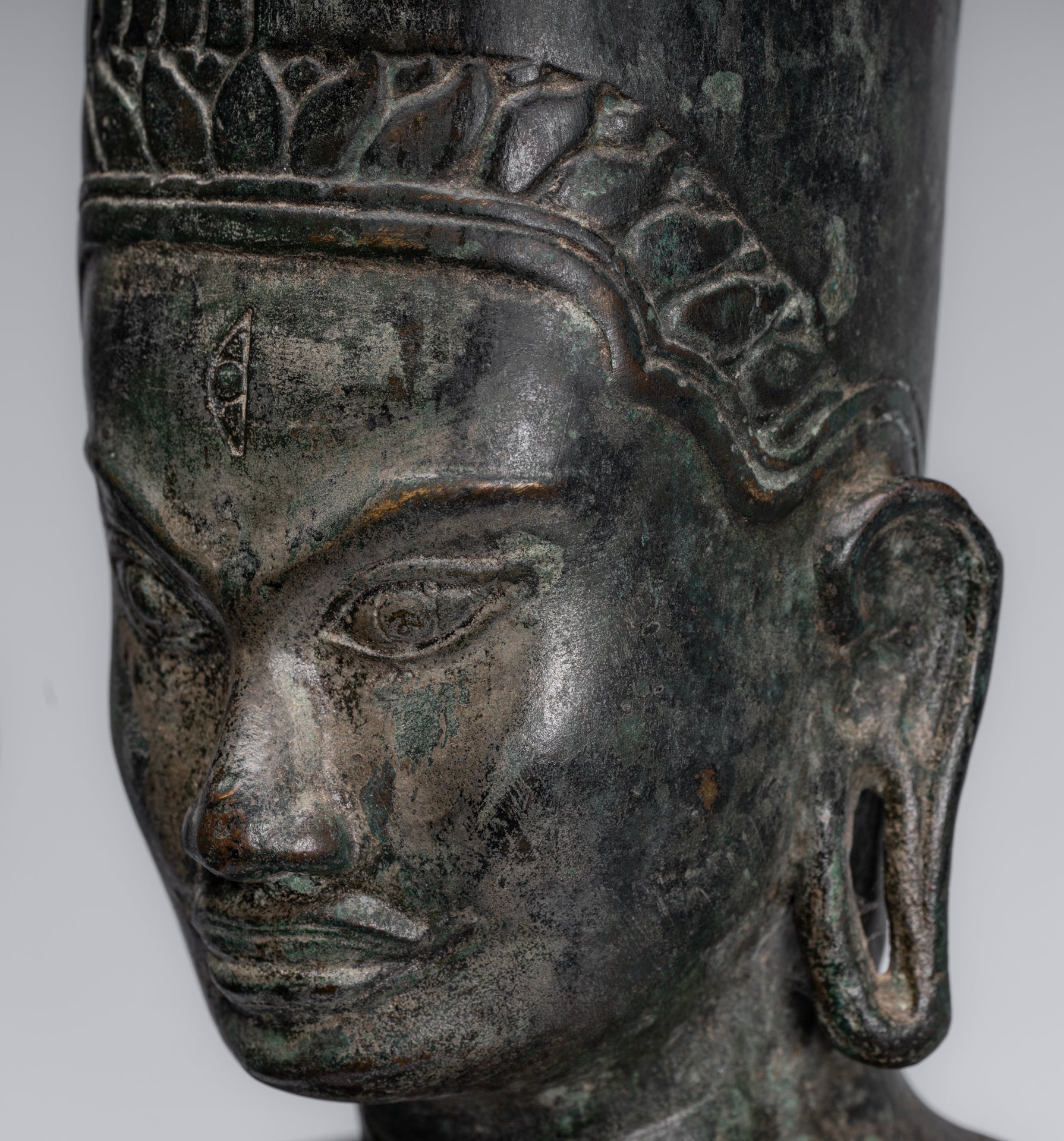 Harihara – Antiker Bronze-Khmer-Hari-Hara oder Vishnu und Shiva im Phnom-Da-Stil – 77 cm.