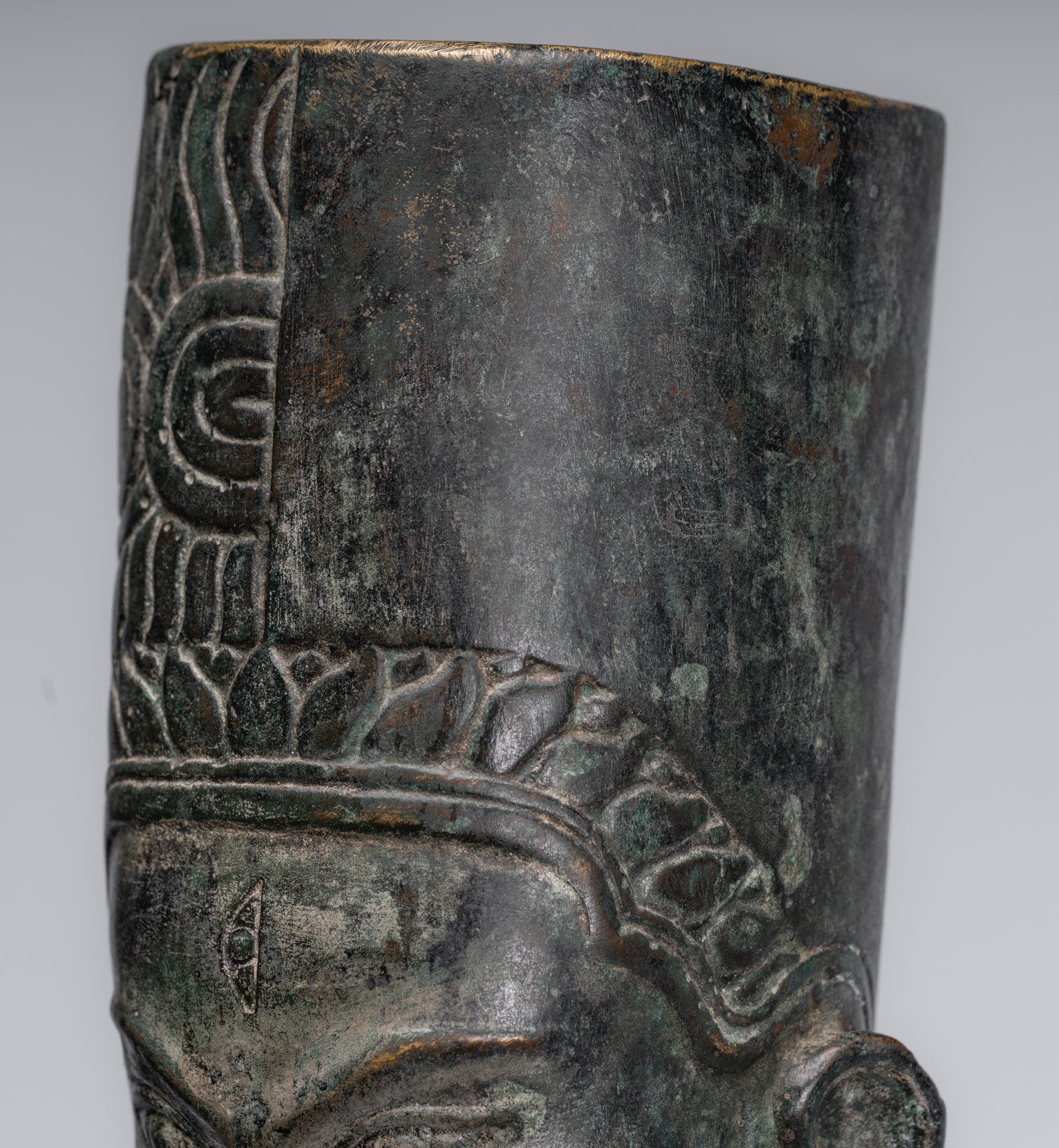 Harihara – Antiker Bronze-Khmer-Hari-Hara oder Vishnu und Shiva im Phnom-Da-Stil – 77 cm.