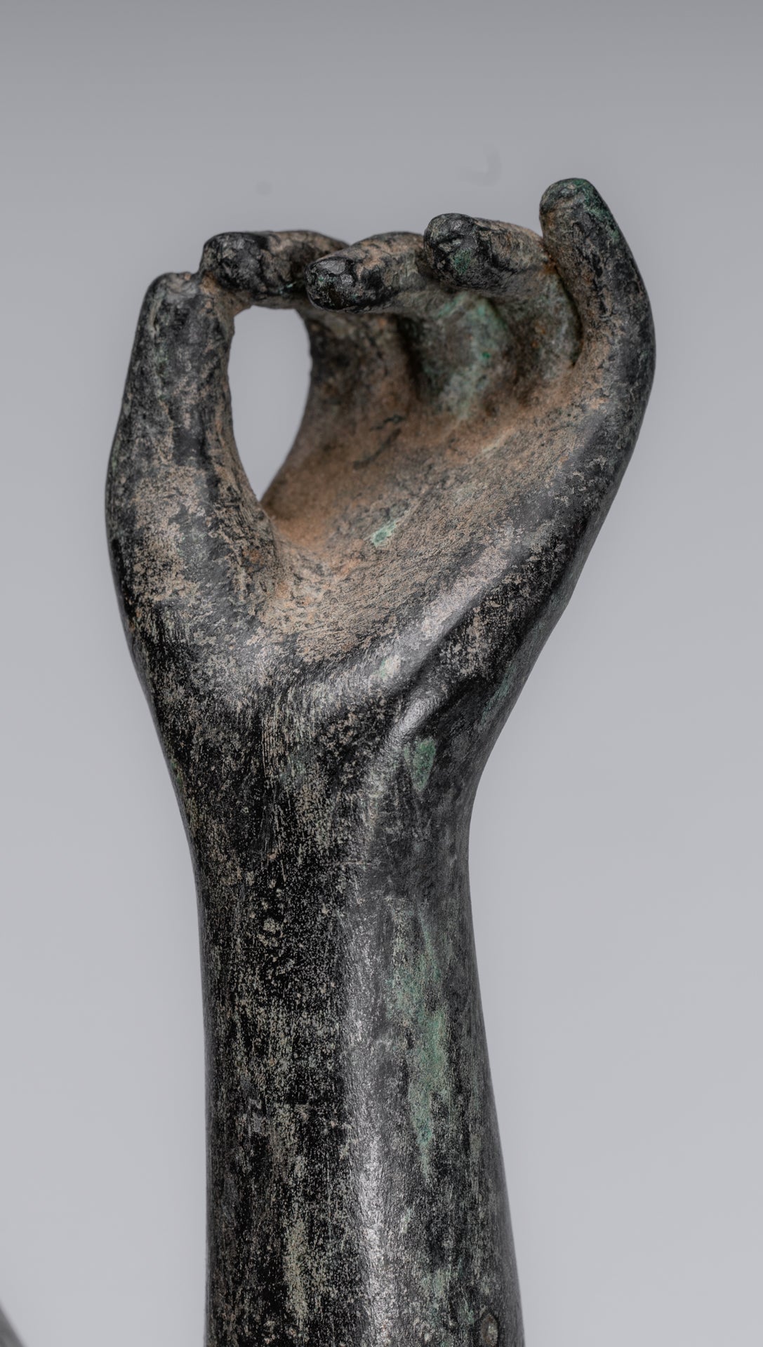 Harihara – Antiker Bronze-Khmer-Hari-Hara oder Vishnu und Shiva im Phnom-Da-Stil – 77 cm.