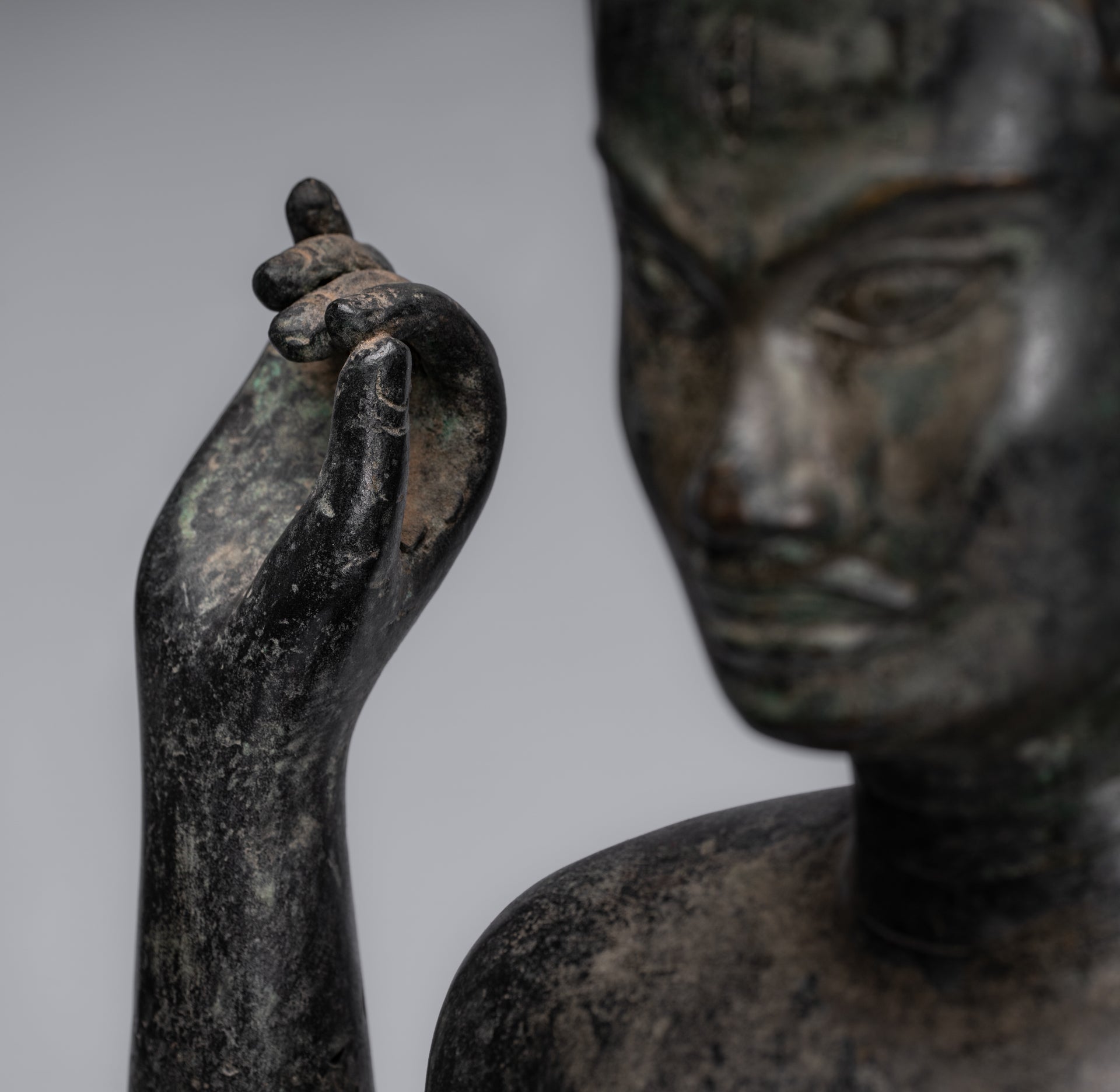 Harihara – Antiker Bronze-Khmer-Hari-Hara oder Vishnu und Shiva im Phnom-Da-Stil – 77 cm.