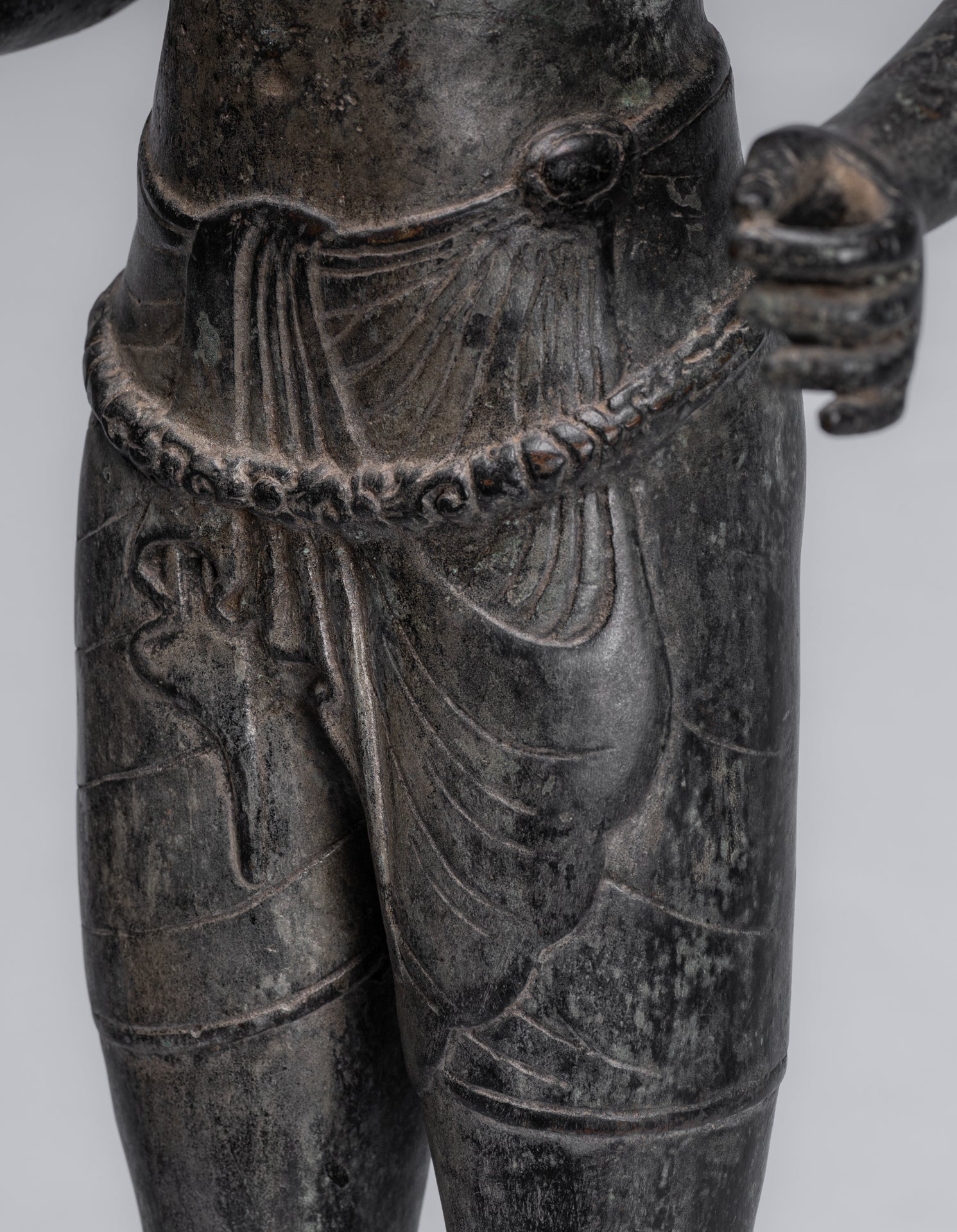 Harihara – Antiker Bronze-Khmer-Hari-Hara oder Vishnu und Shiva im Phnom-Da-Stil – 77 cm.