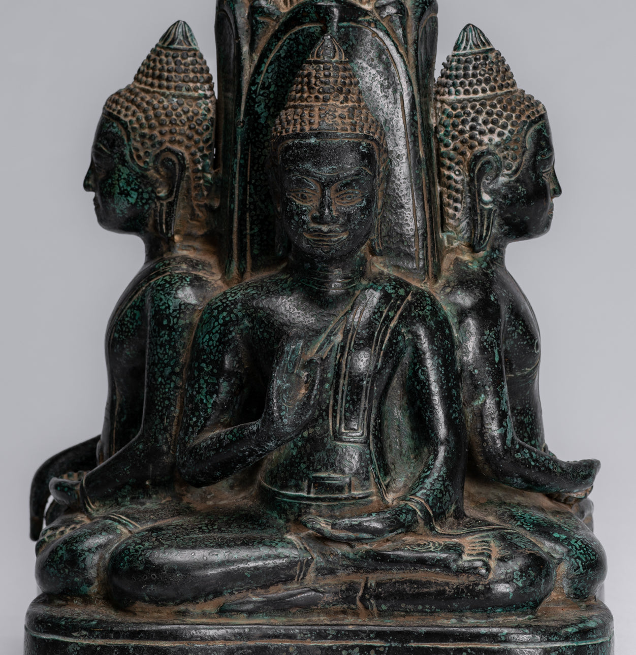 Statue antique de Bouddha à quatre voies en bronze de style khmer d'Asie du Sud-Est - 28 cm/11"
