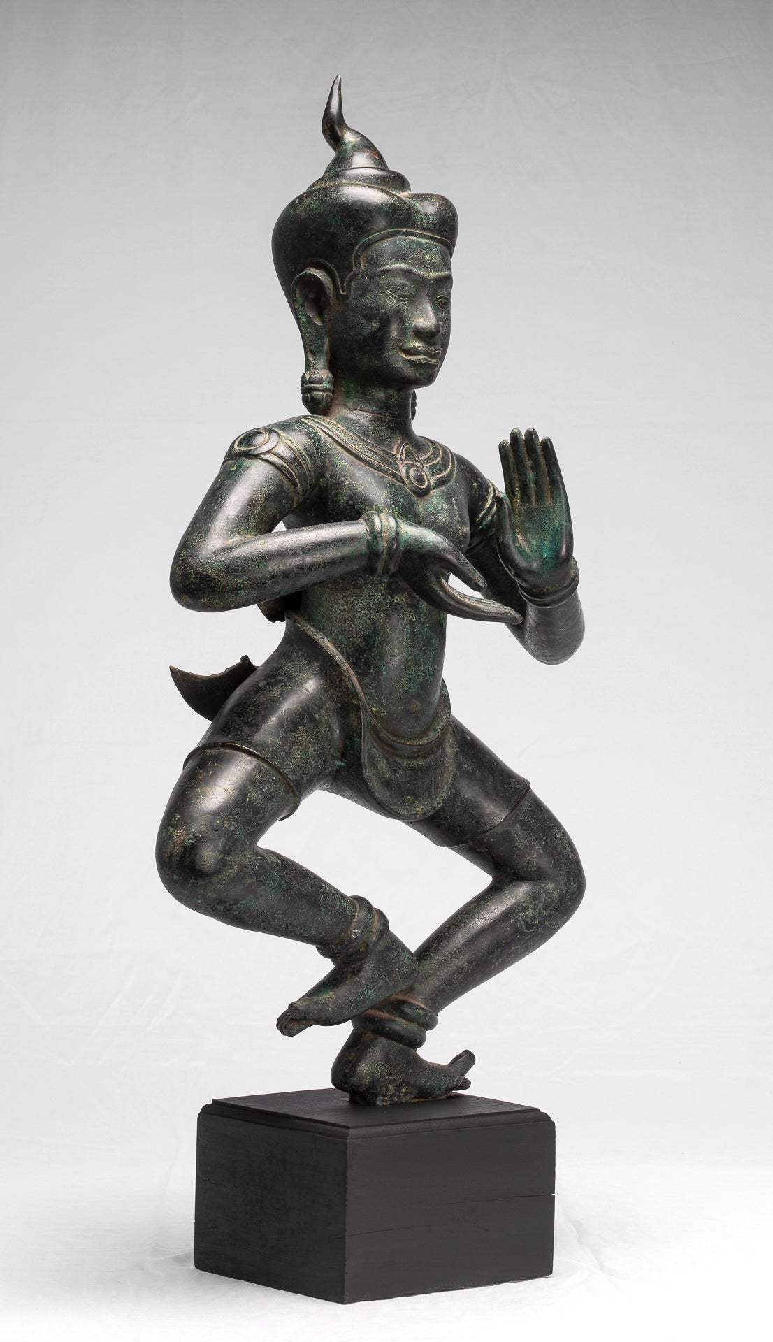 Antike tanzende Apsara- oder Engelsstatue aus Baphuon-Bronze im Khmer-Stil – 85 cm.