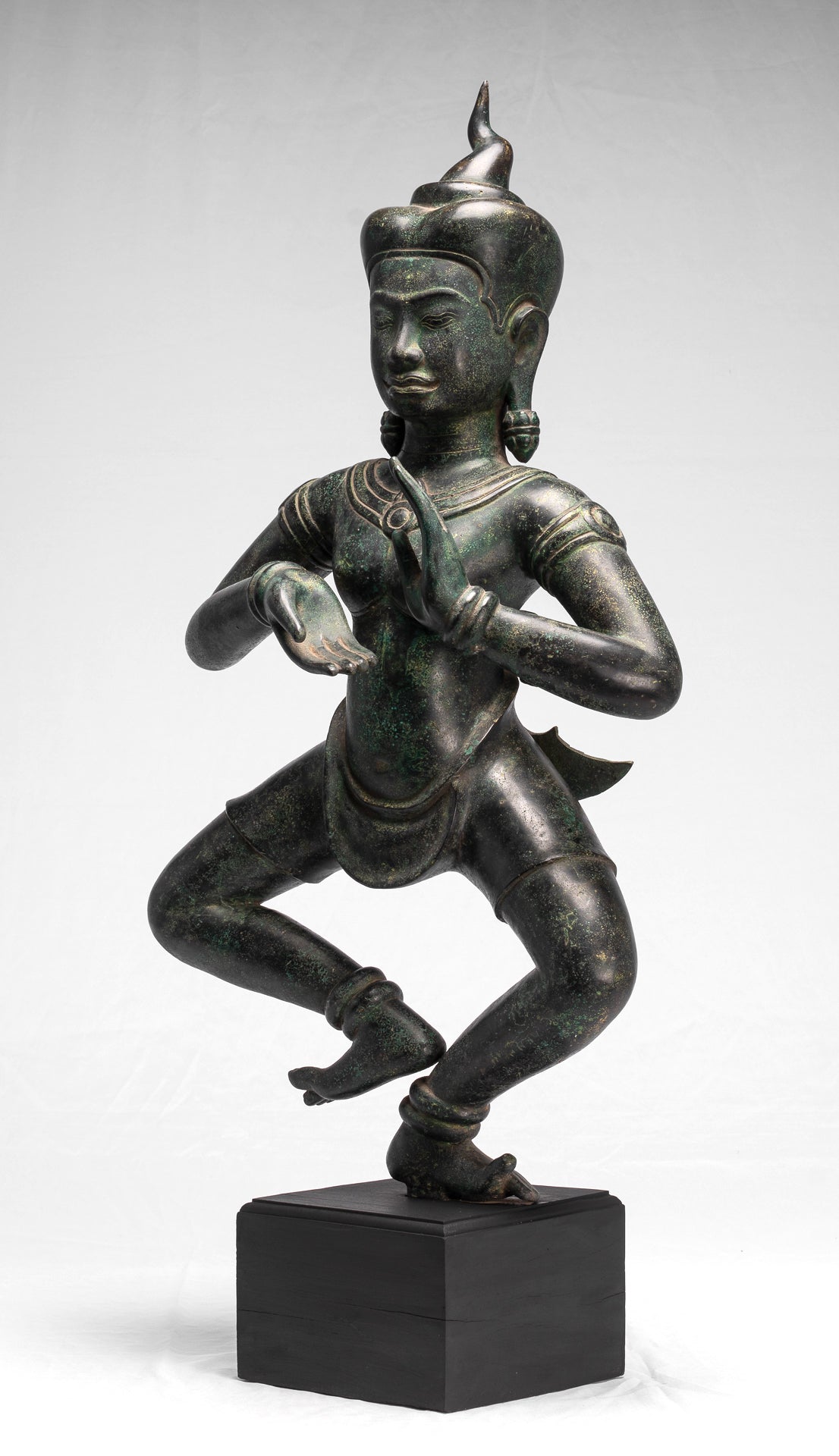 Antike tanzende Apsara- oder Engelsstatue aus Baphuon-Bronze im Khmer-Stil – 85 cm.