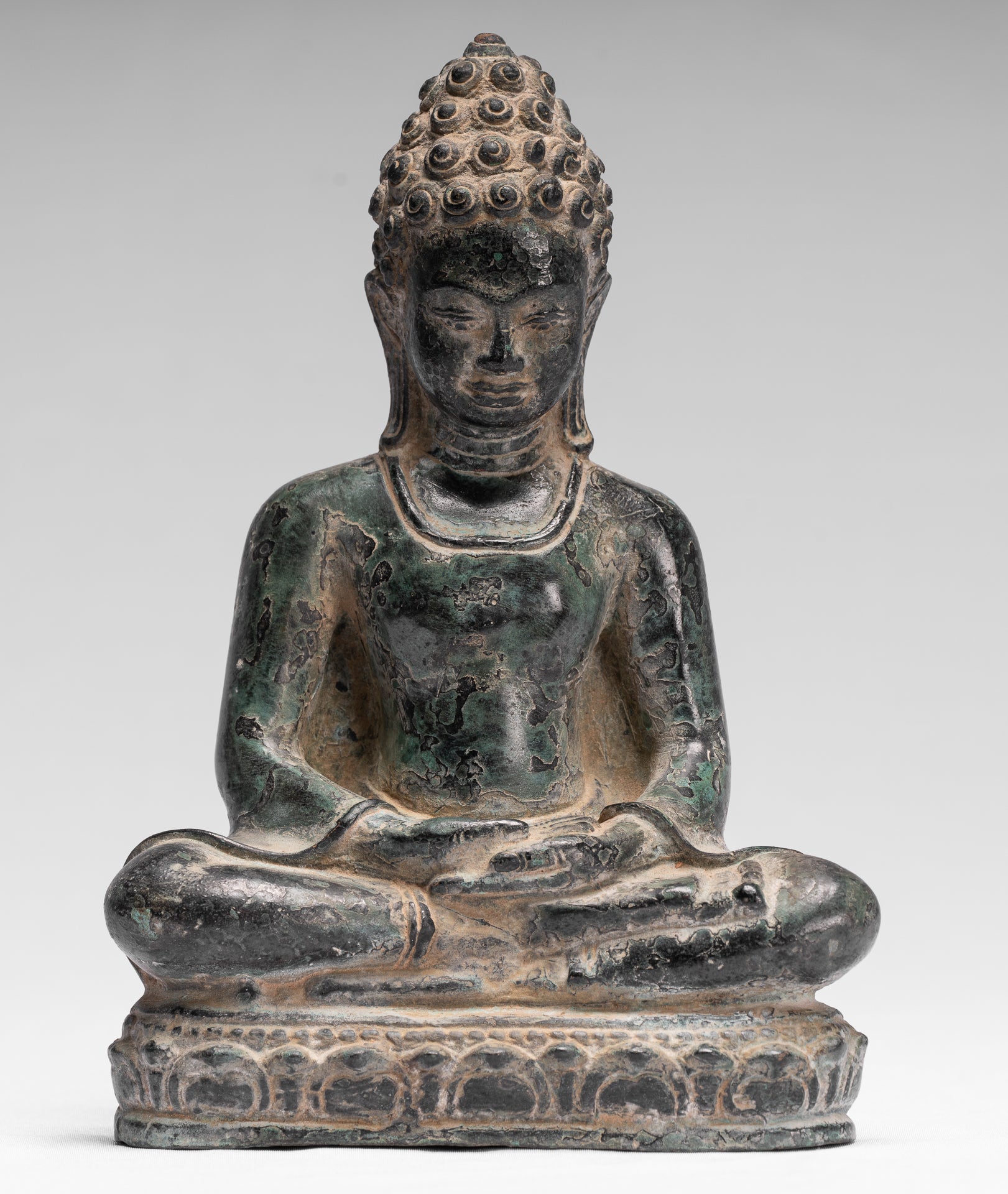 Buddha-Statue – Antiker Khmer-Stil, sitzende Bronze-Phnom-Da-Meditations-Buddha-Statue – 20 cm.