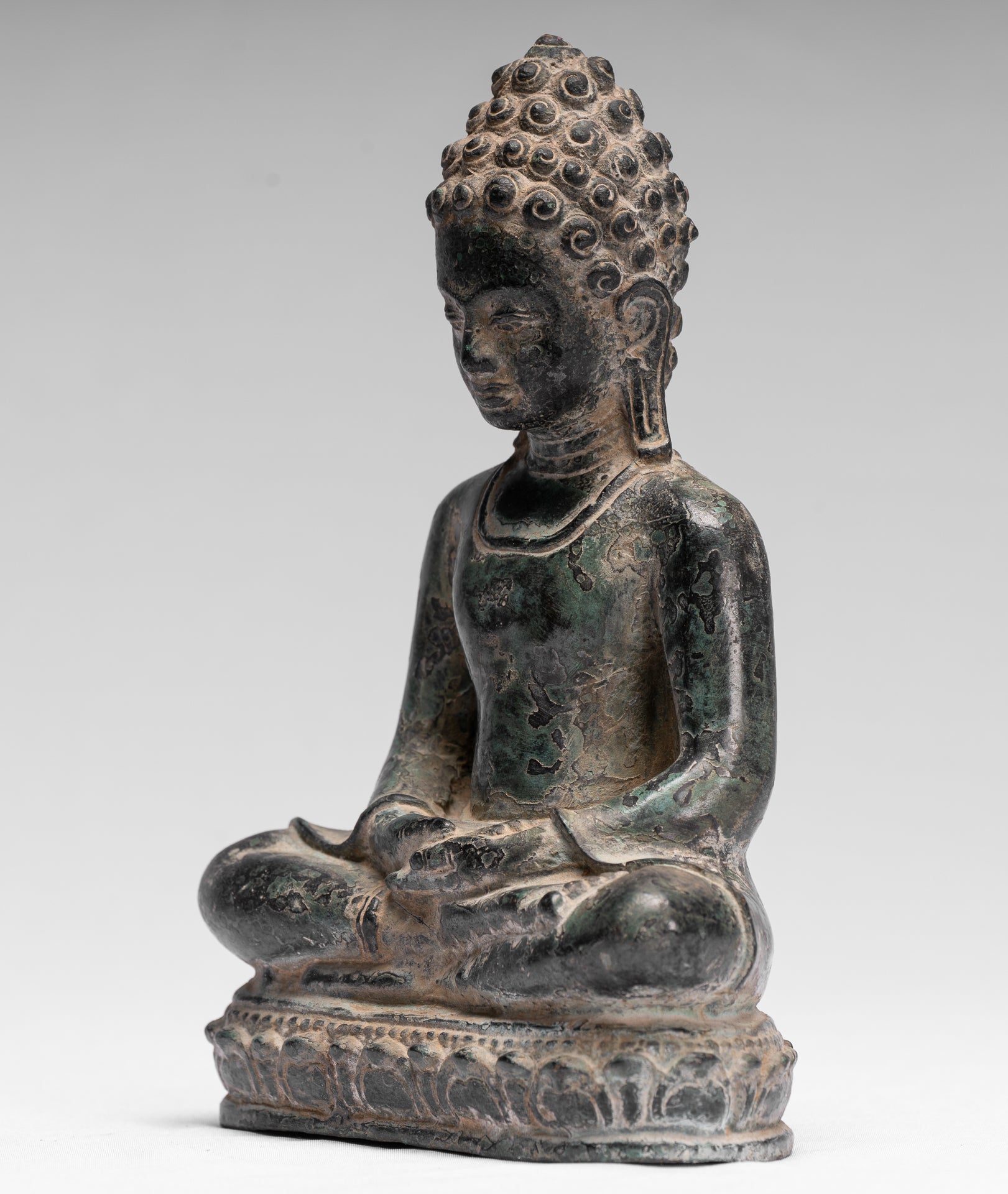 Buddha-Statue – Antiker Khmer-Stil, sitzende Bronze-Phnom-Da-Meditations-Buddha-Statue – 20 cm.