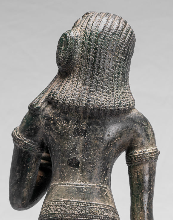 Apsara ou ange debout de Banteay Srei en bronze de style khmer antique - 53 cm/21"