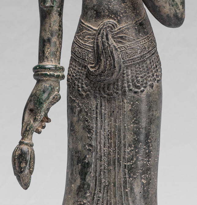 Apsara ou ange debout de Banteay Srei en bronze de style khmer antique - 53 cm/21"