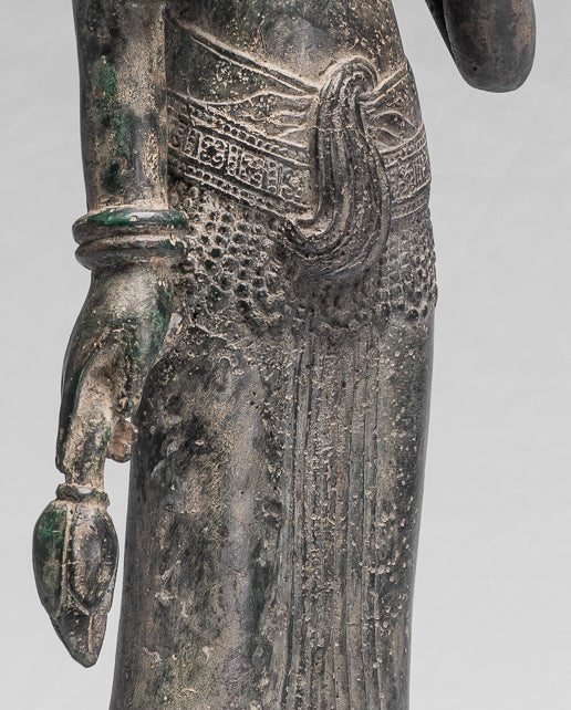 Apsara ou ange debout de Banteay Srei en bronze de style khmer antique - 53 cm/21"