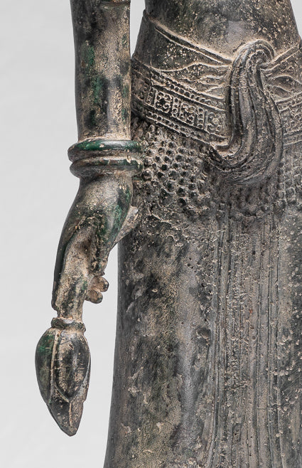 Apsara ou ange debout de Banteay Srei en bronze de style khmer antique - 53 cm/21"