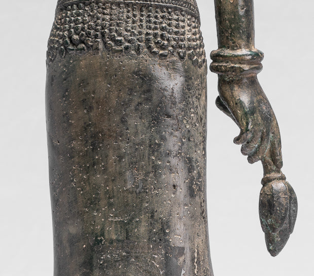 Apsara ou ange debout de Banteay Srei en bronze de style khmer antique - 53 cm/21"