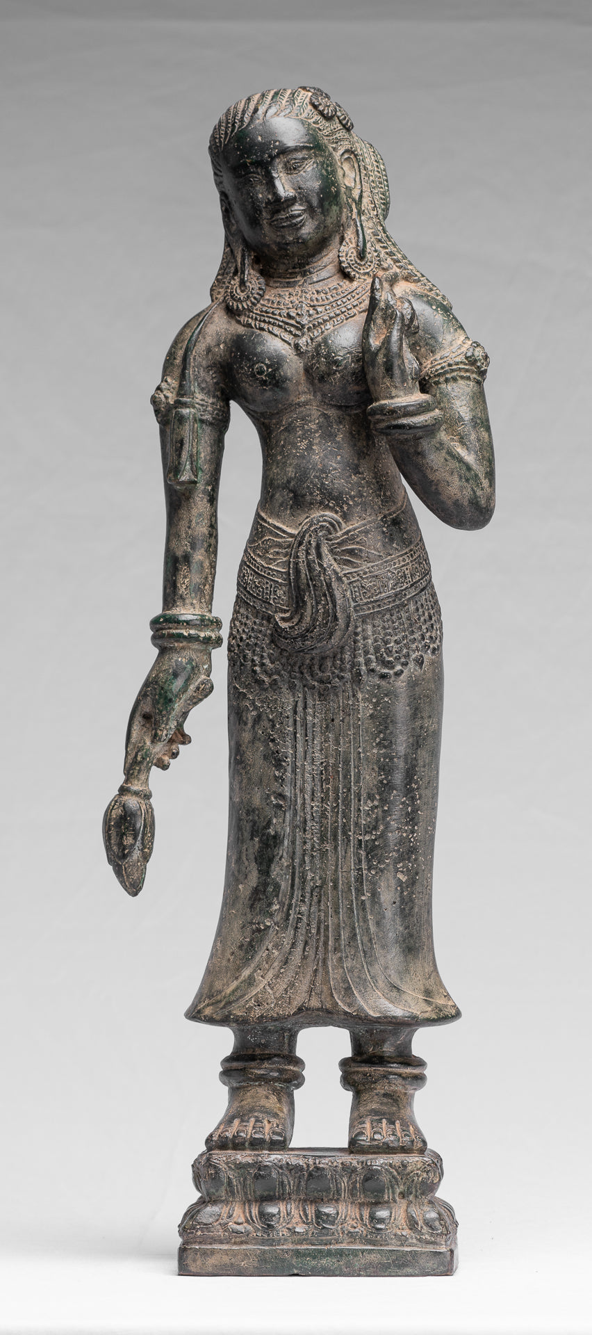 Apsara ou ange debout de Banteay Srei en bronze de style khmer antique - 53 cm/21"