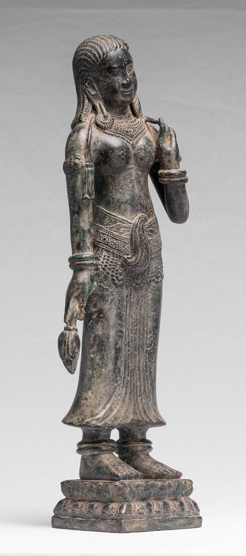 Apsara ou ange debout de Banteay Srei en bronze de style khmer antique - 53 cm/21"