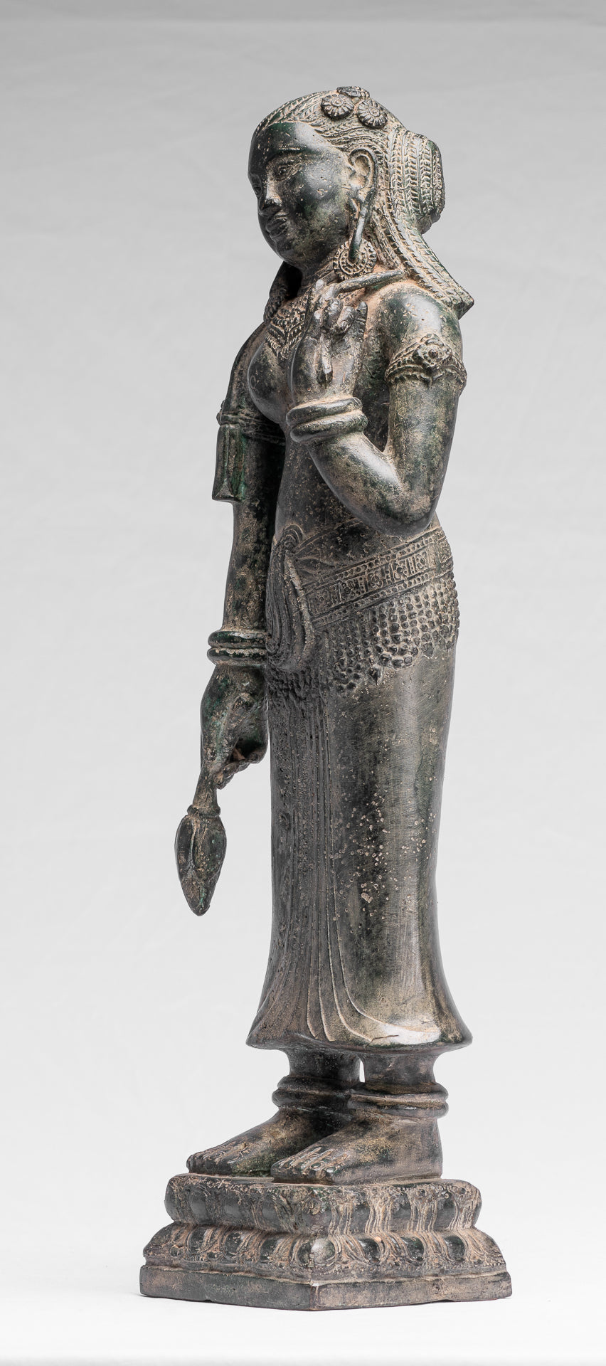 Apsara ou ange debout de Banteay Srei en bronze de style khmer antique - 53 cm/21"