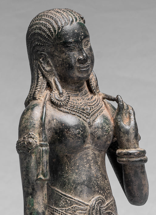 Apsara ou ange debout de Banteay Srei en bronze de style khmer antique - 53 cm/21"