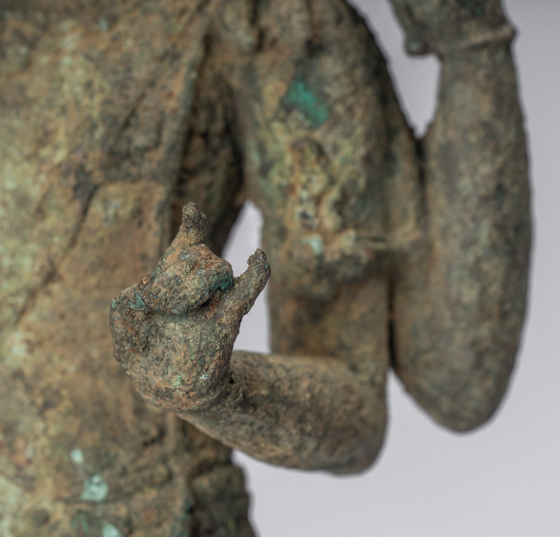 Vishnu – Statue de Vishnu debout en bronze de style indonésien antique Majapahit Java – 51 cm/20"