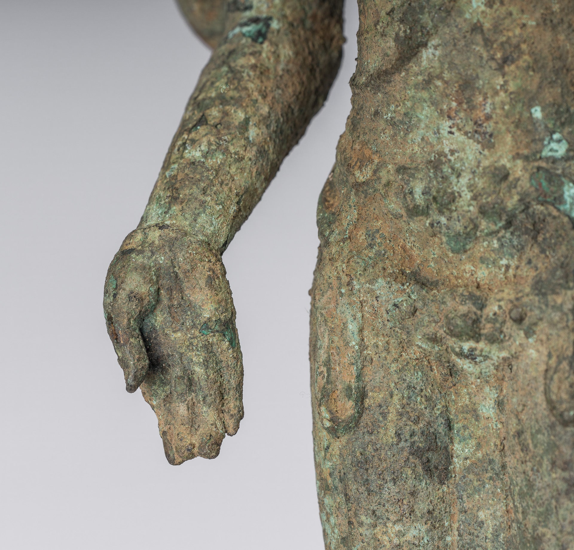 Vishnu – Statue de Vishnu debout en bronze de style indonésien antique Majapahit Java – 51 cm/20"