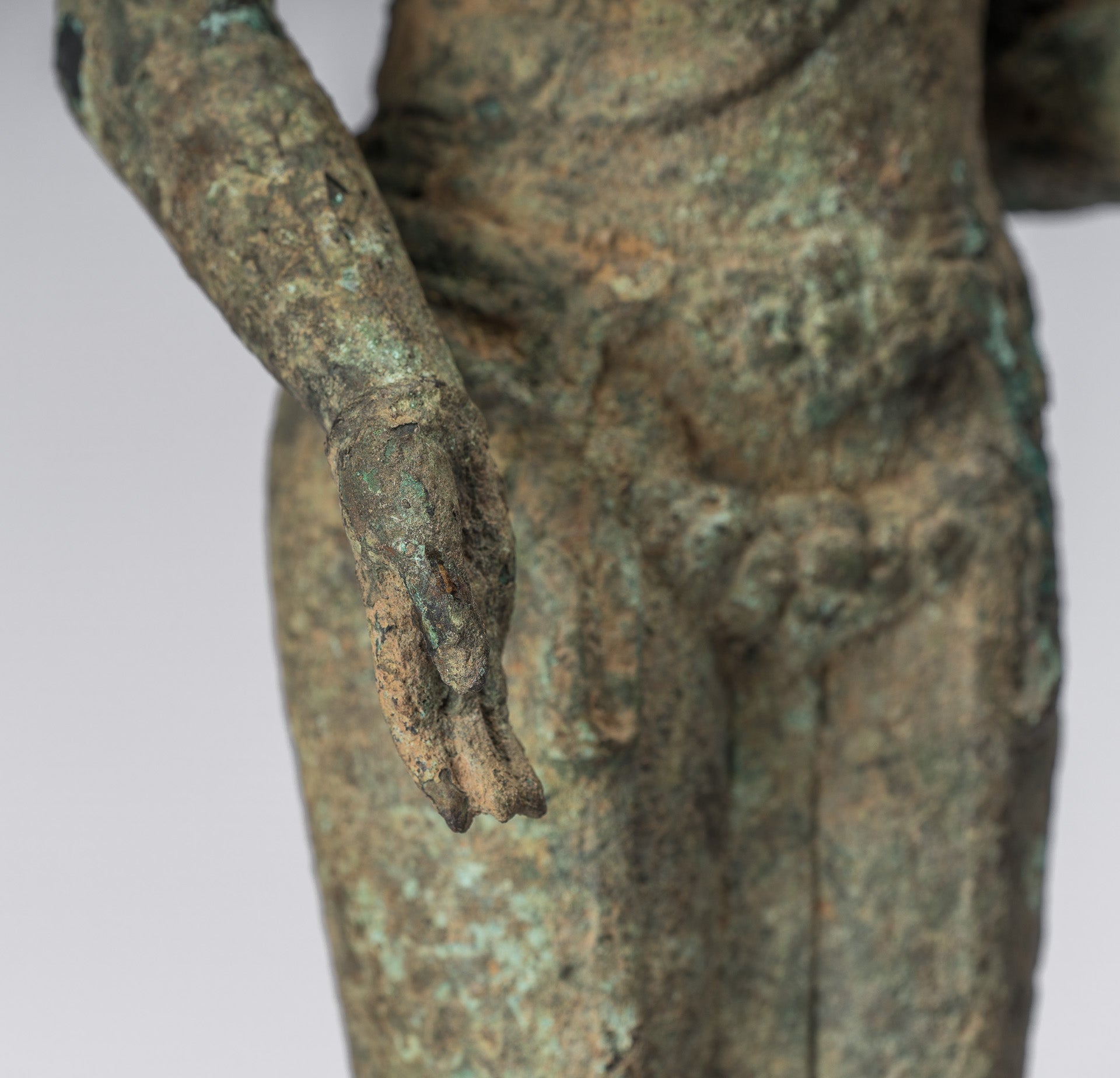 Vishnu – Statue de Vishnu debout en bronze de style indonésien antique Majapahit Java – 51 cm/20"