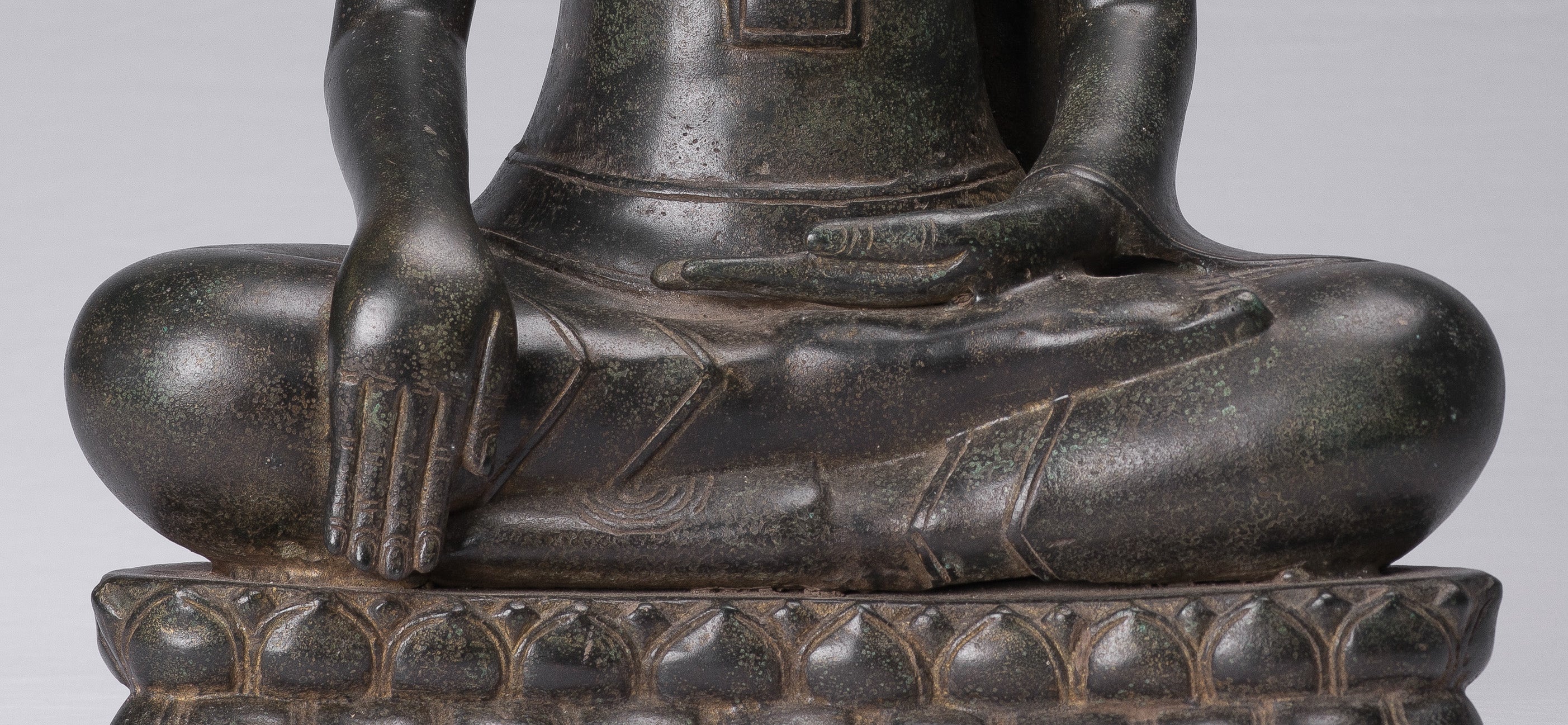 Statue de Bouddha – Statue de Bouddha assis en bronze de style khmer antique – 46 cm