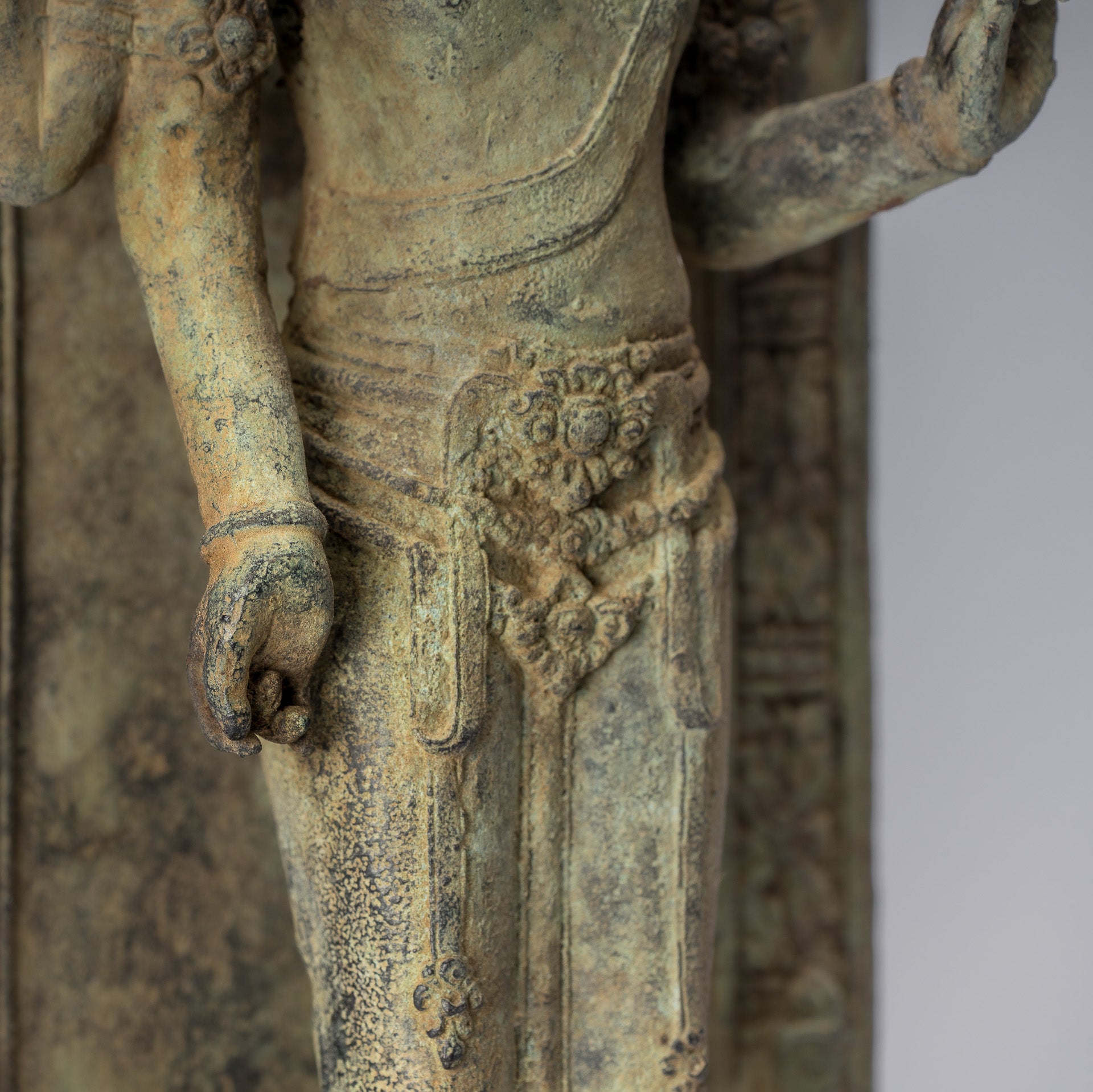 Lokeshvara – Statue de Lokeshvara debout en bronze de style indonésien antique Majapahit – 37 cm/15"