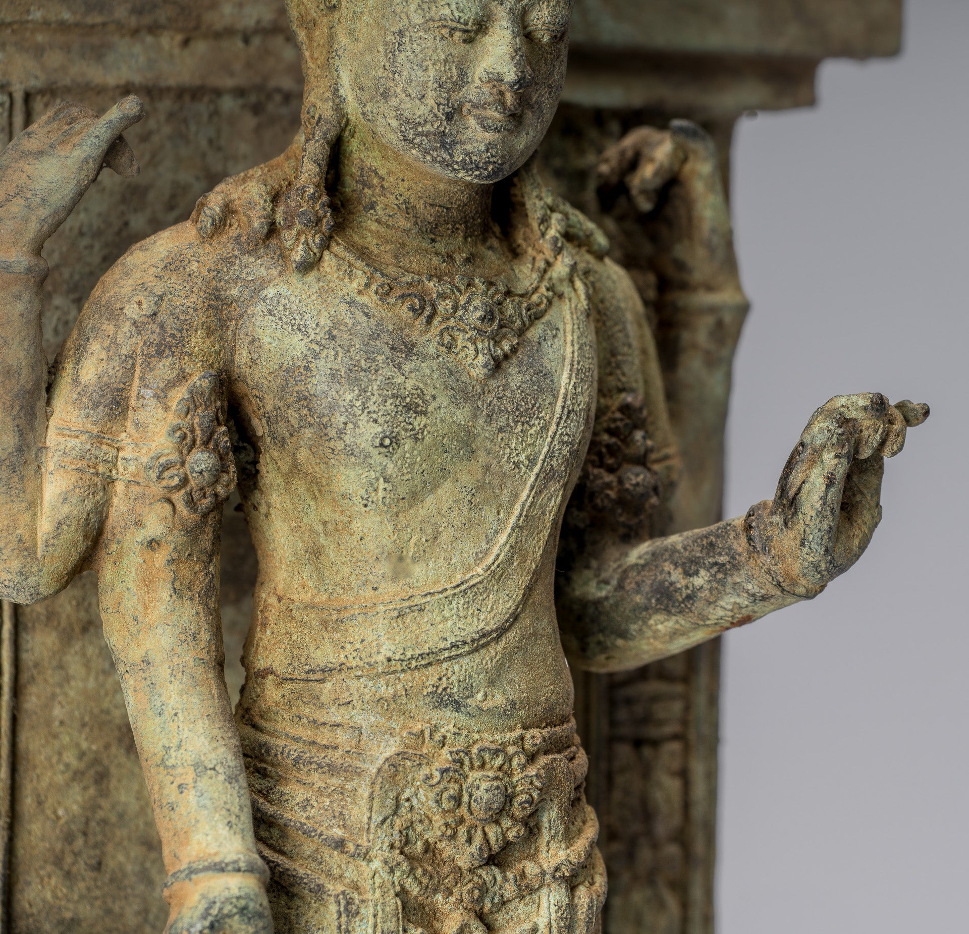 Lokeshvara – Statue de Lokeshvara debout en bronze de style indonésien antique Majapahit – 37 cm/15"