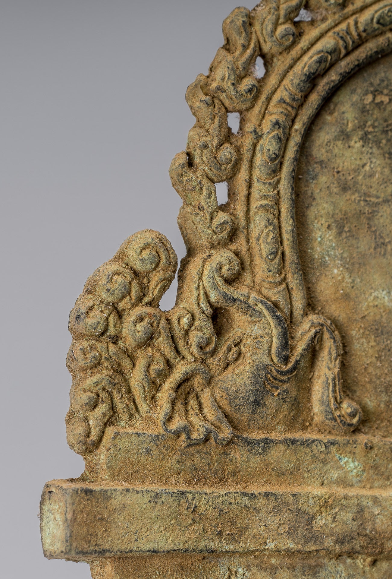 Lokeshvara – Statue de Lokeshvara debout en bronze de style indonésien antique Majapahit – 37 cm/15"